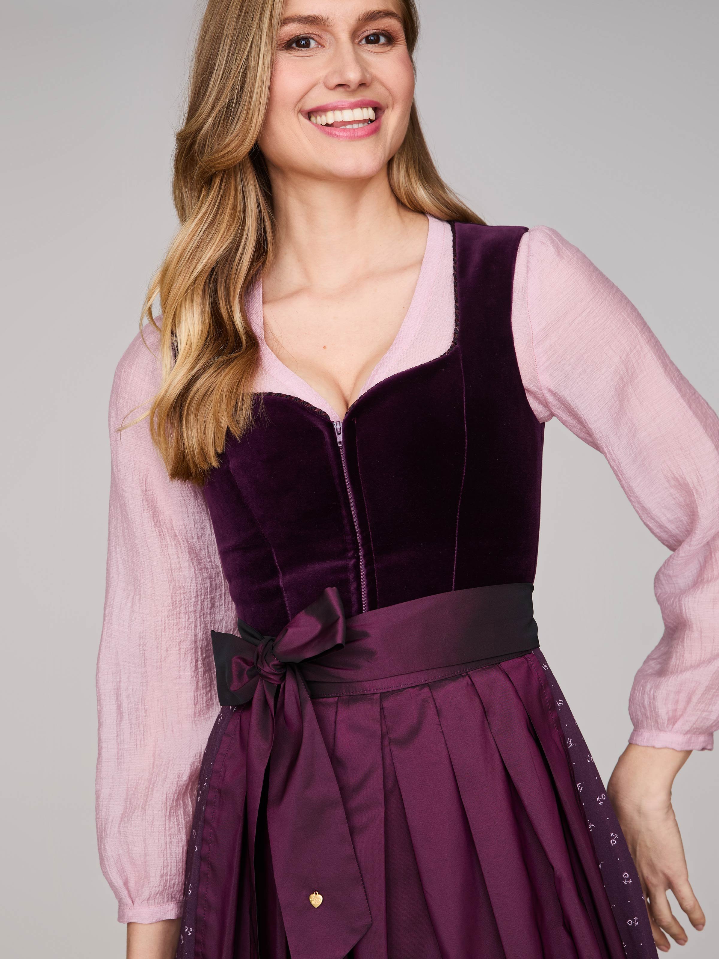 Samtdirndl in Aubergine mit abknöpfbarem Arm