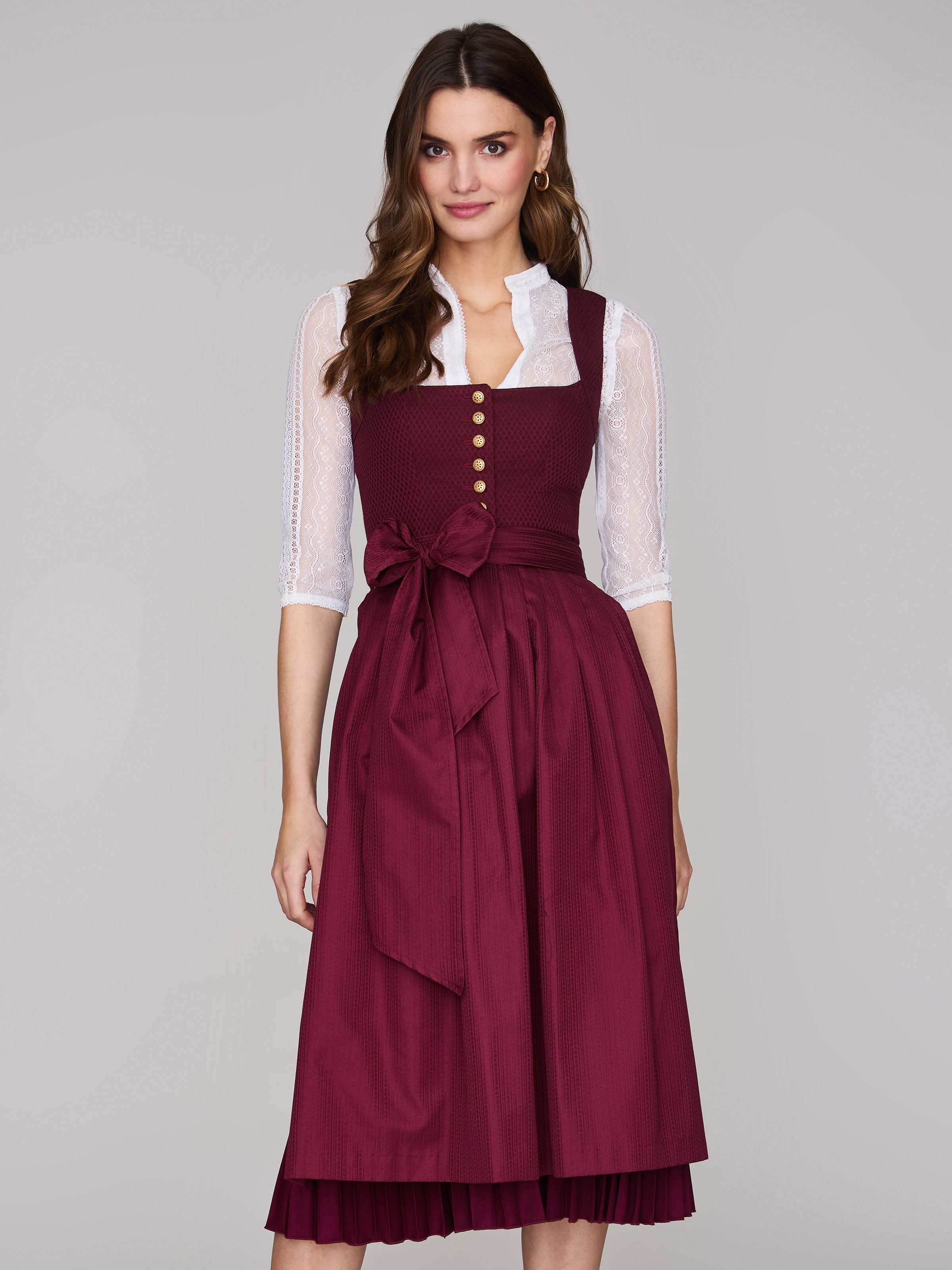 Bordeauxrotes Dirndl mit plissiertem Rock