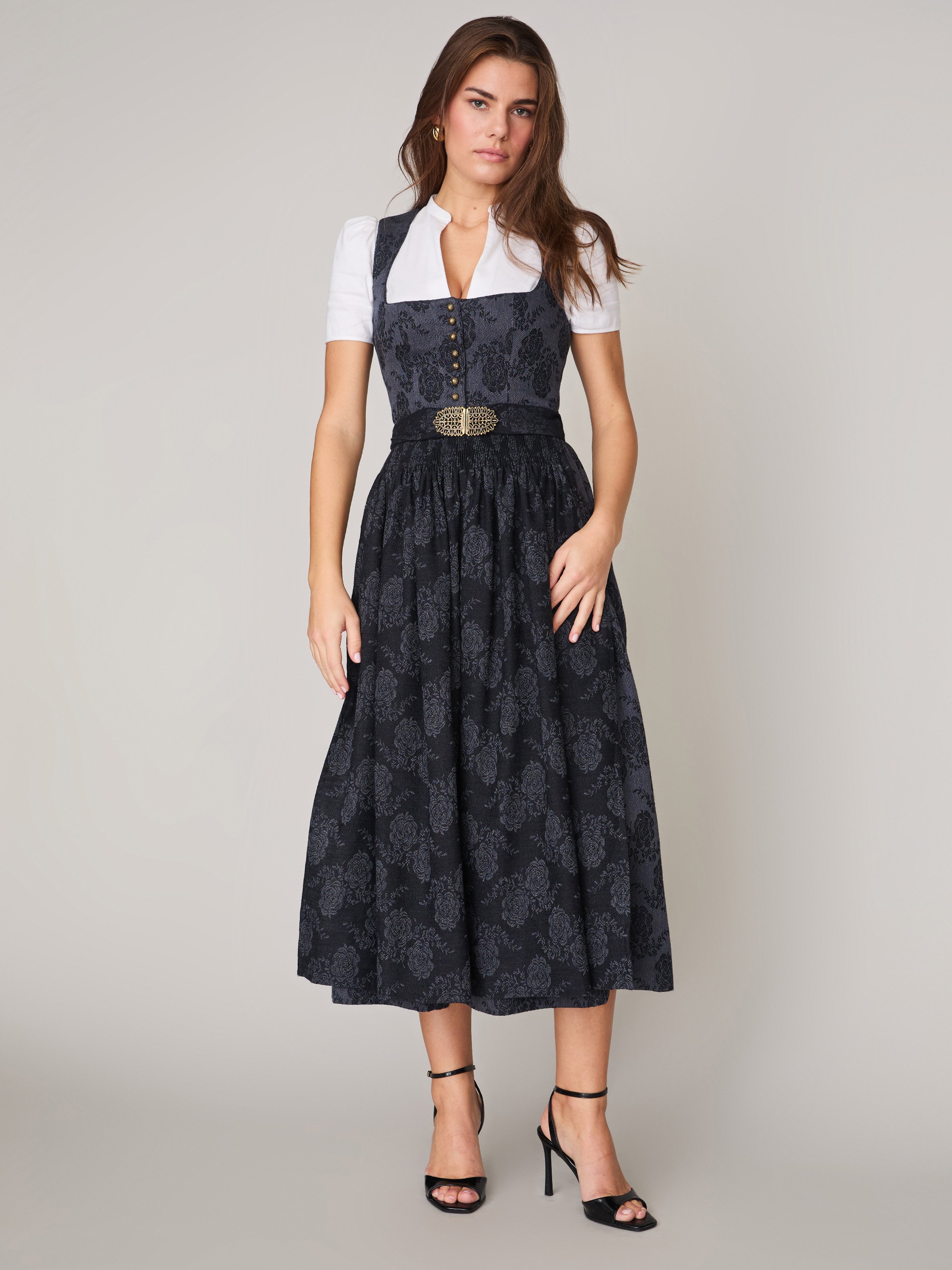 Dunkelblaues Dirndl mit floralem Muster