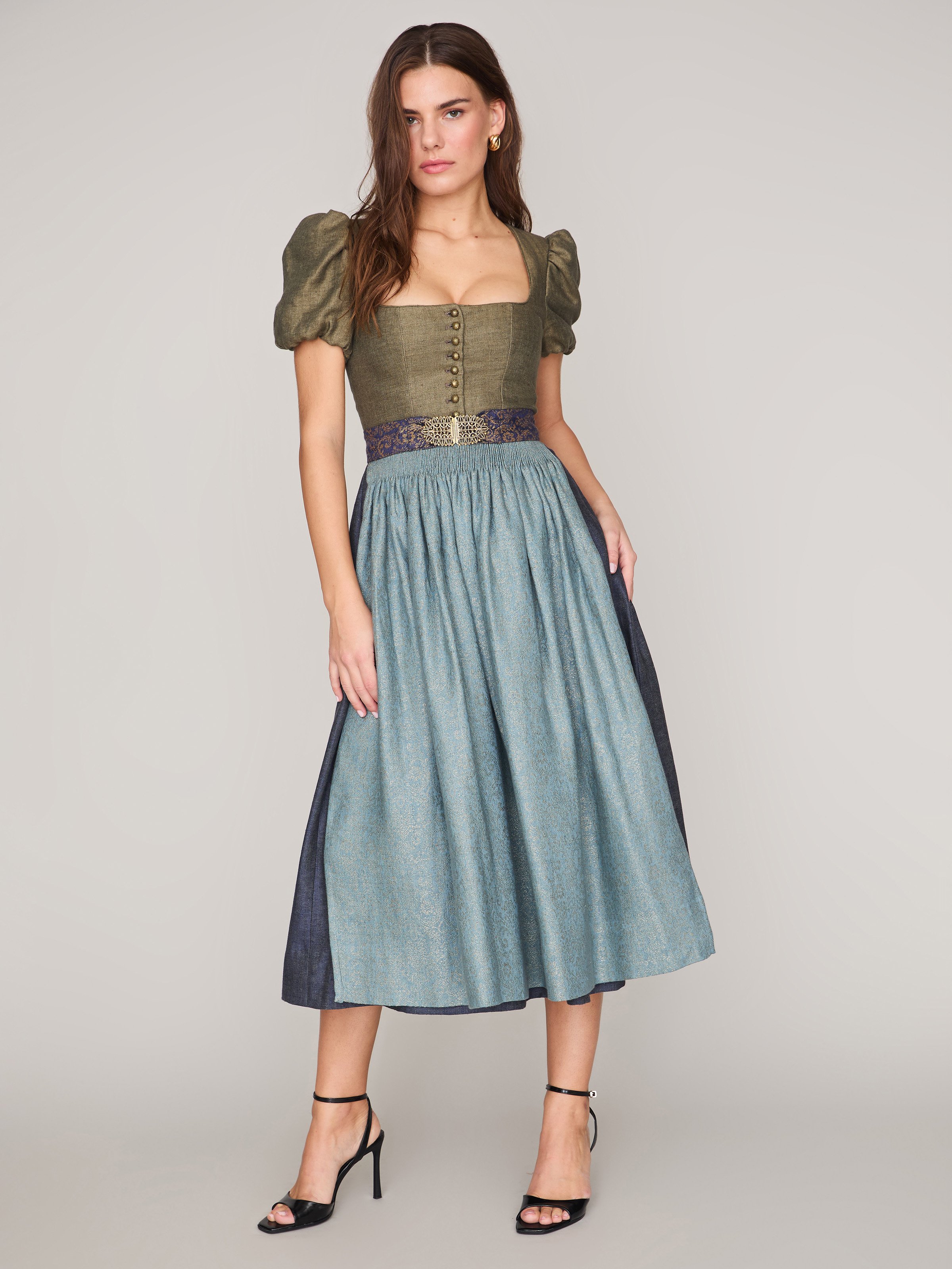 Grünes Leinen-Dirndl mit Puffärmeln 