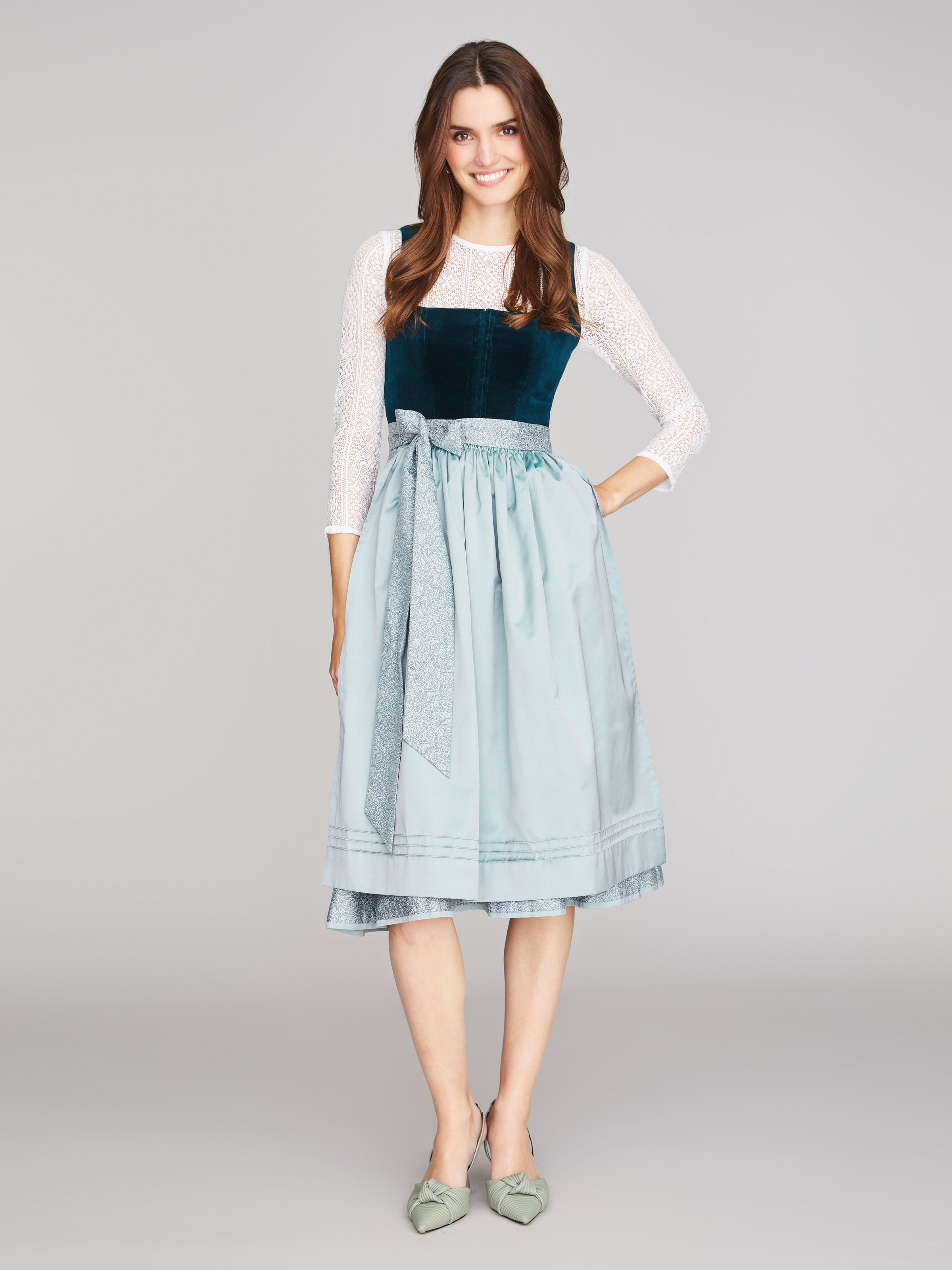 Mintfarbenes Dirndl mit Samt-Mieder