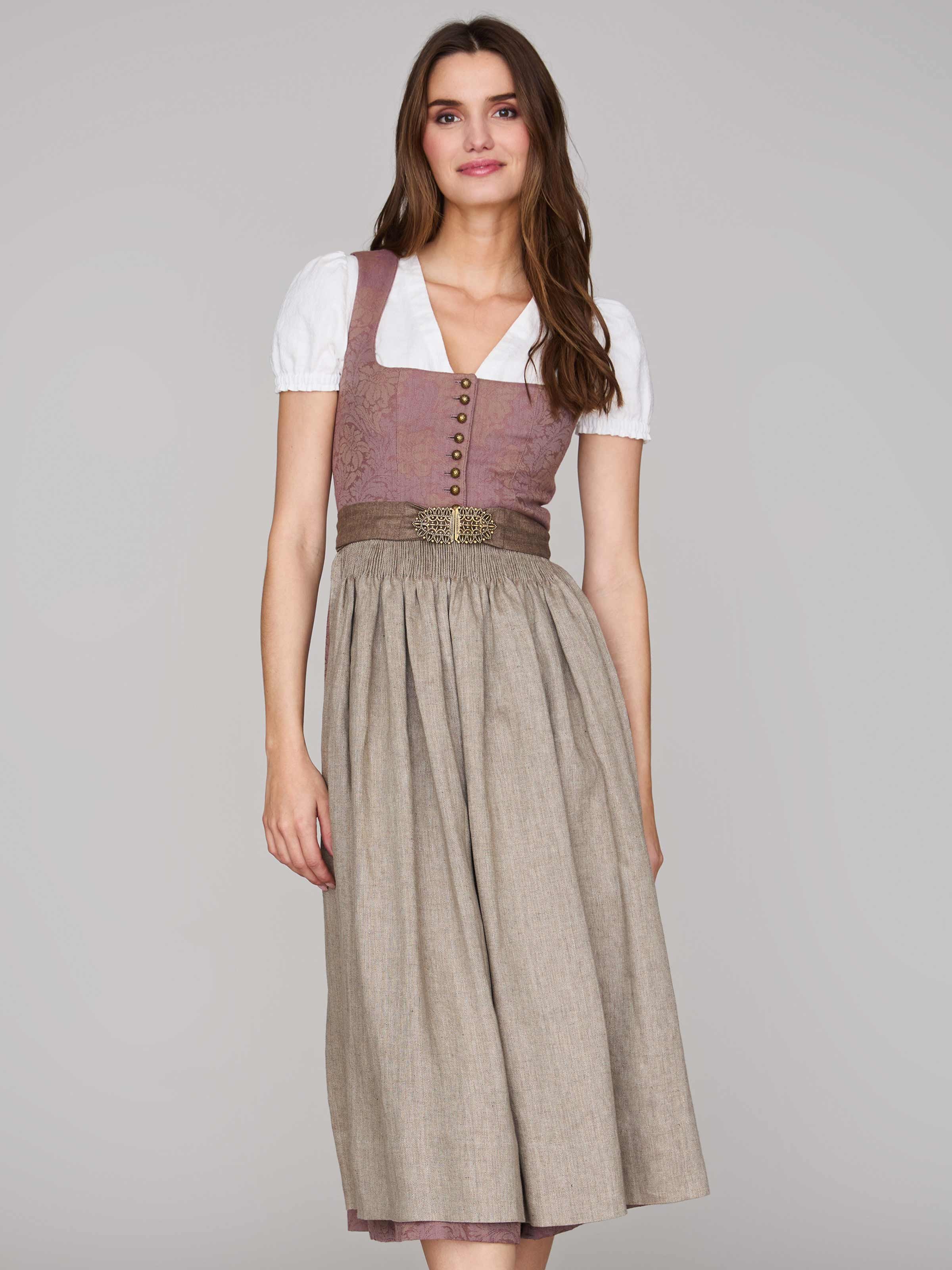 Dirndl in Malve mit floralem Muster