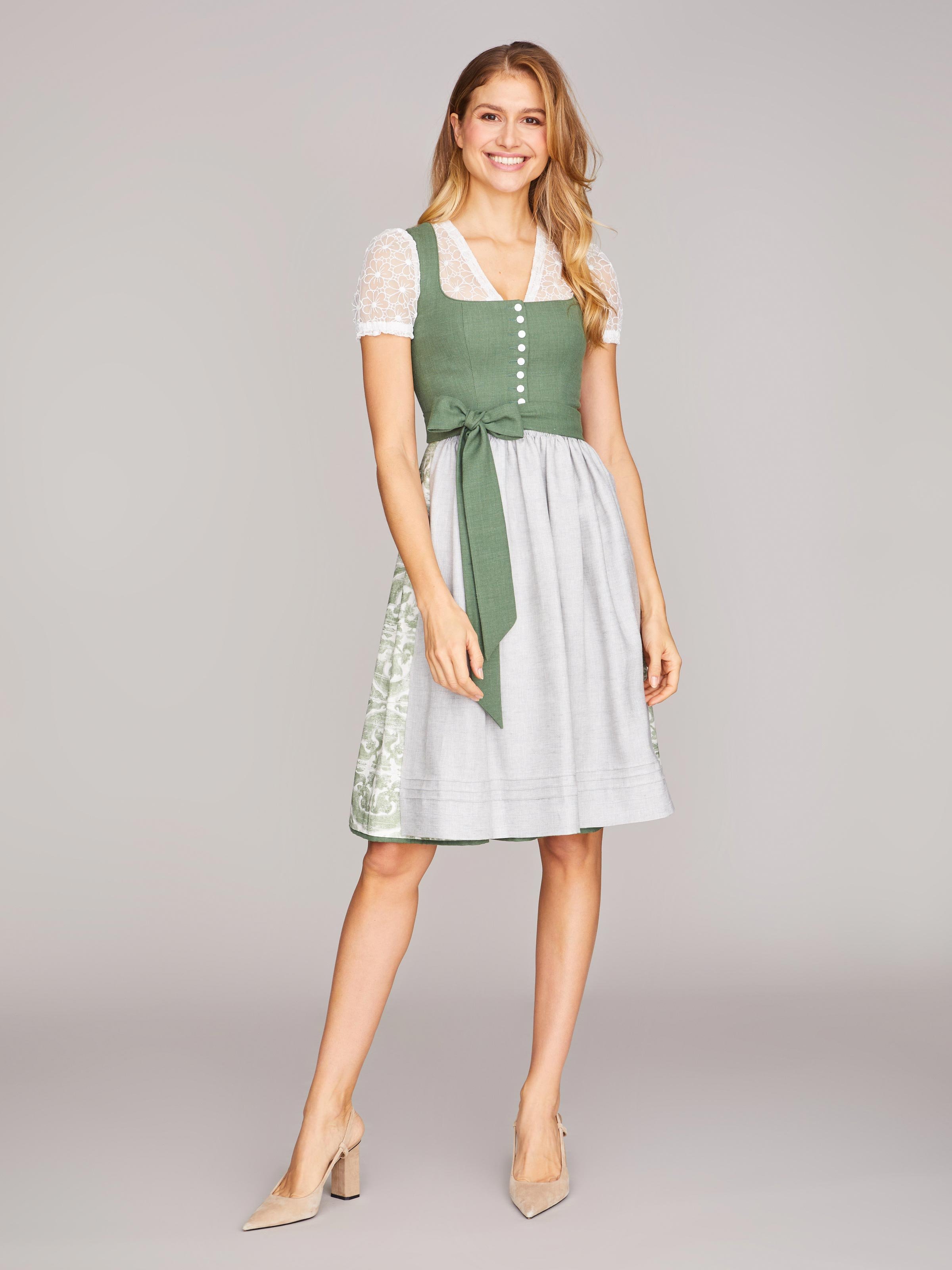 Grünes Dirndl mit Knöpfen