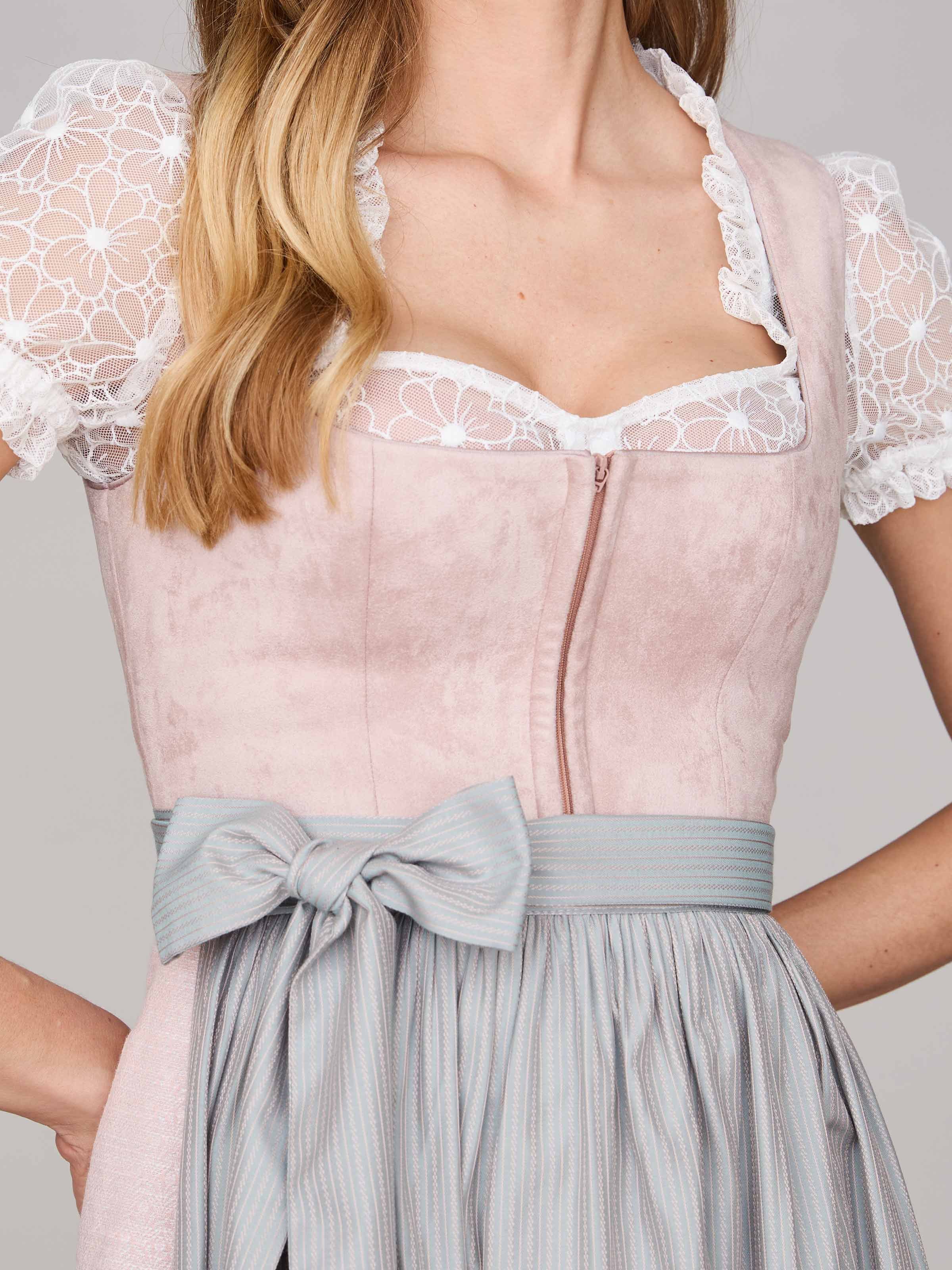 Rosé-farbenes Dirndl mit Velours-Mieder