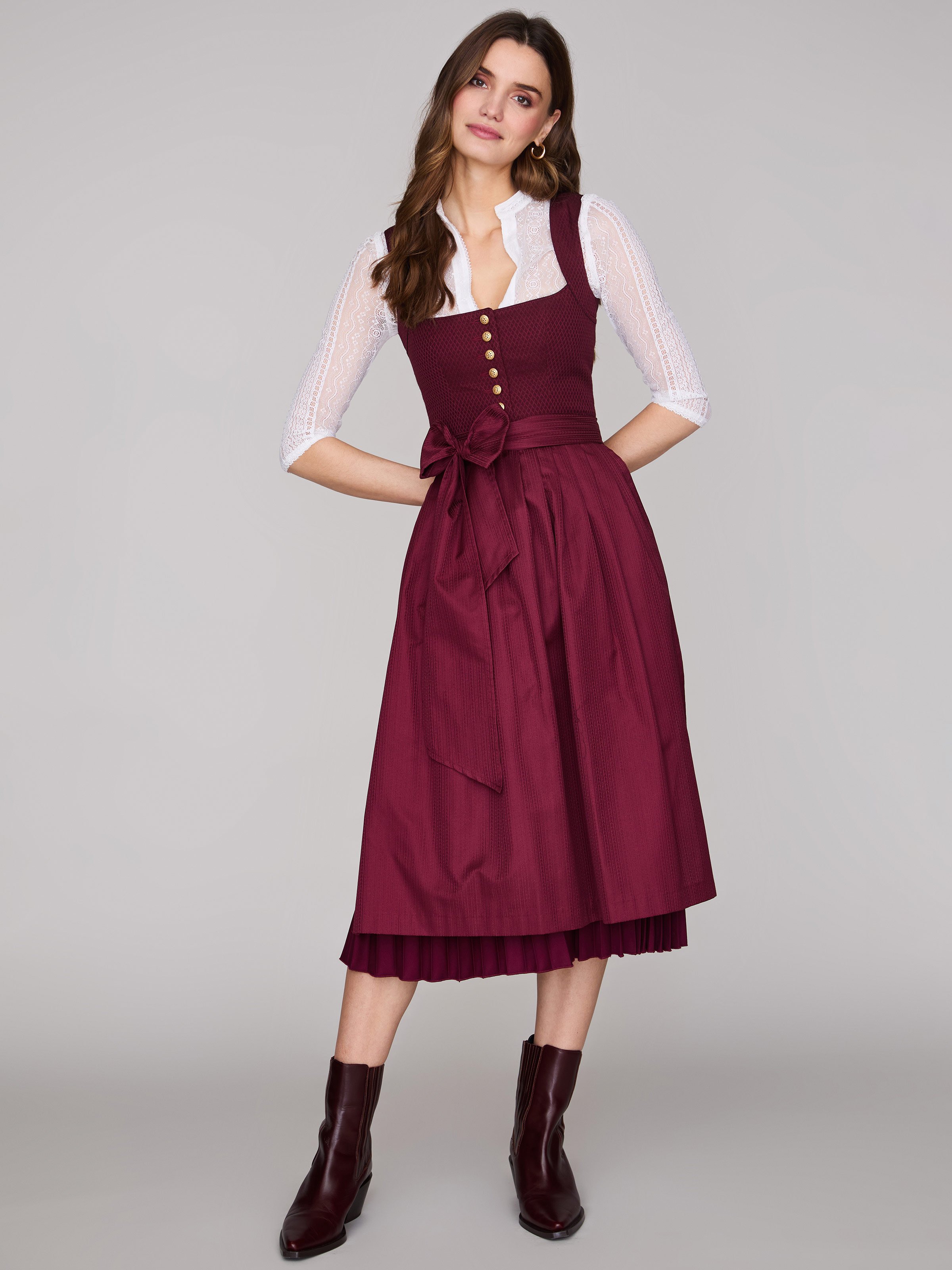 Bordeauxrotes Dirndl mit plissiertem Rock