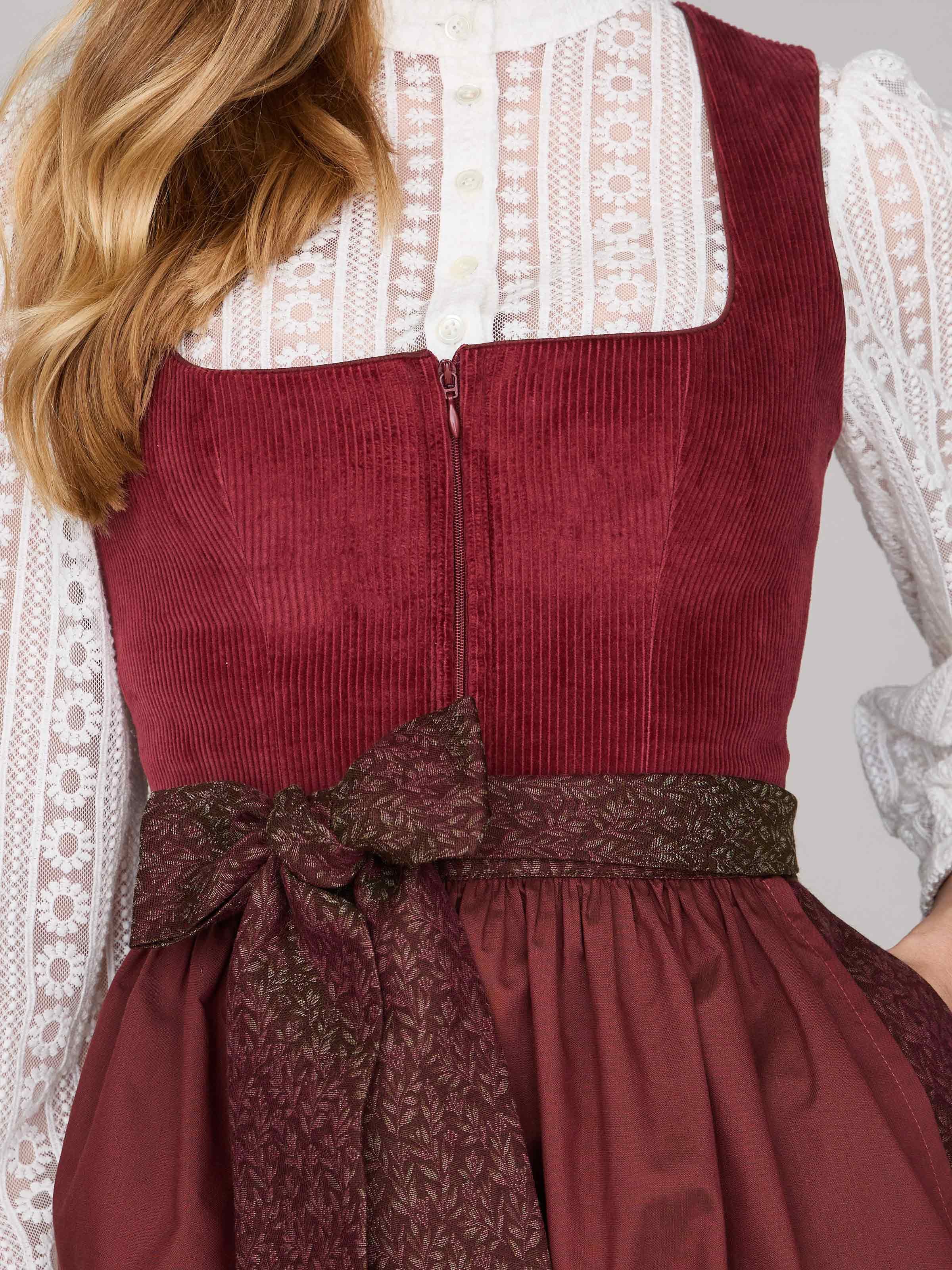 Ziegelrotes Dirndl mit Cord-Mieder