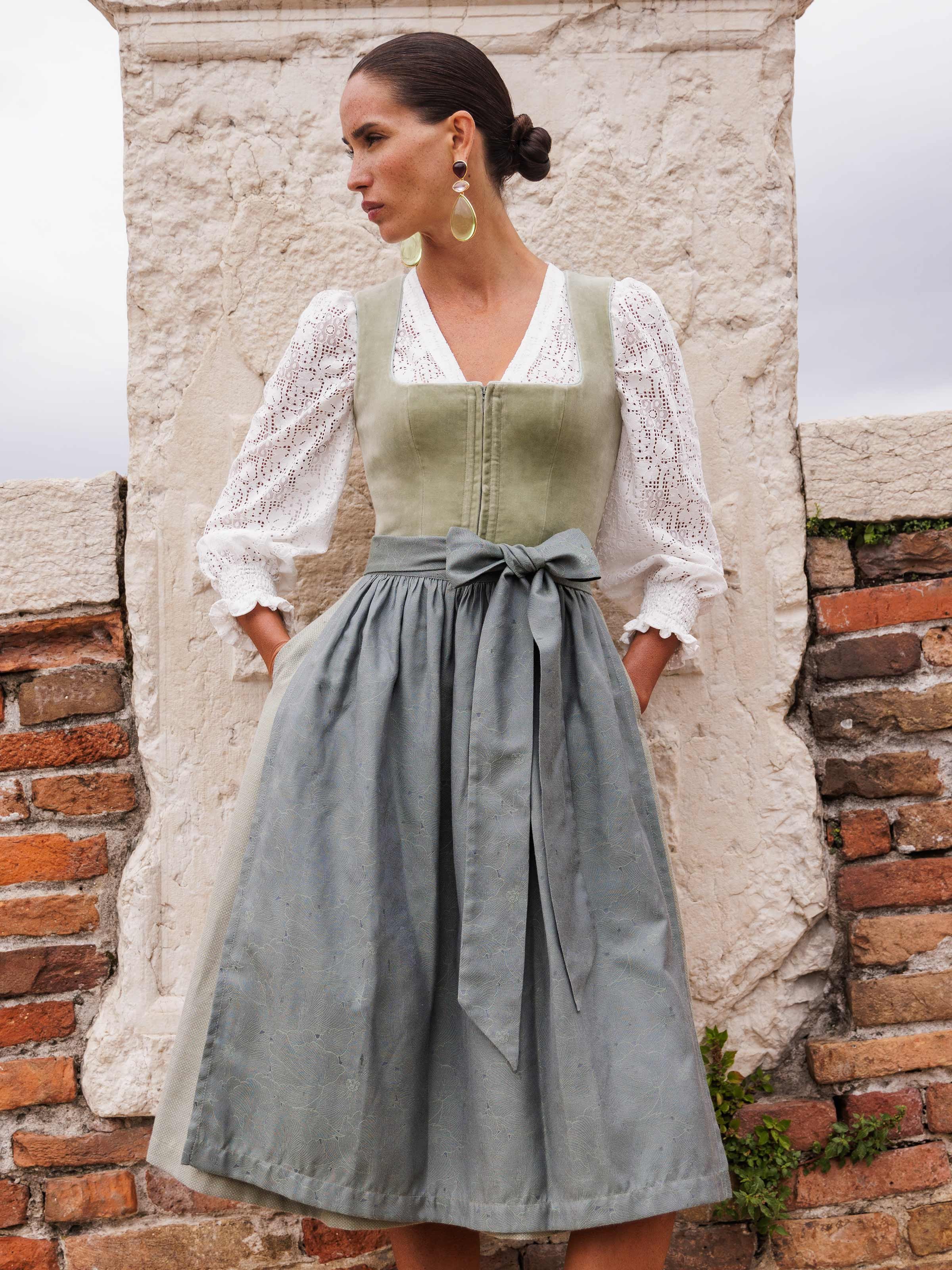 Salbeigrünes Dirndl mit Samt-Mieder