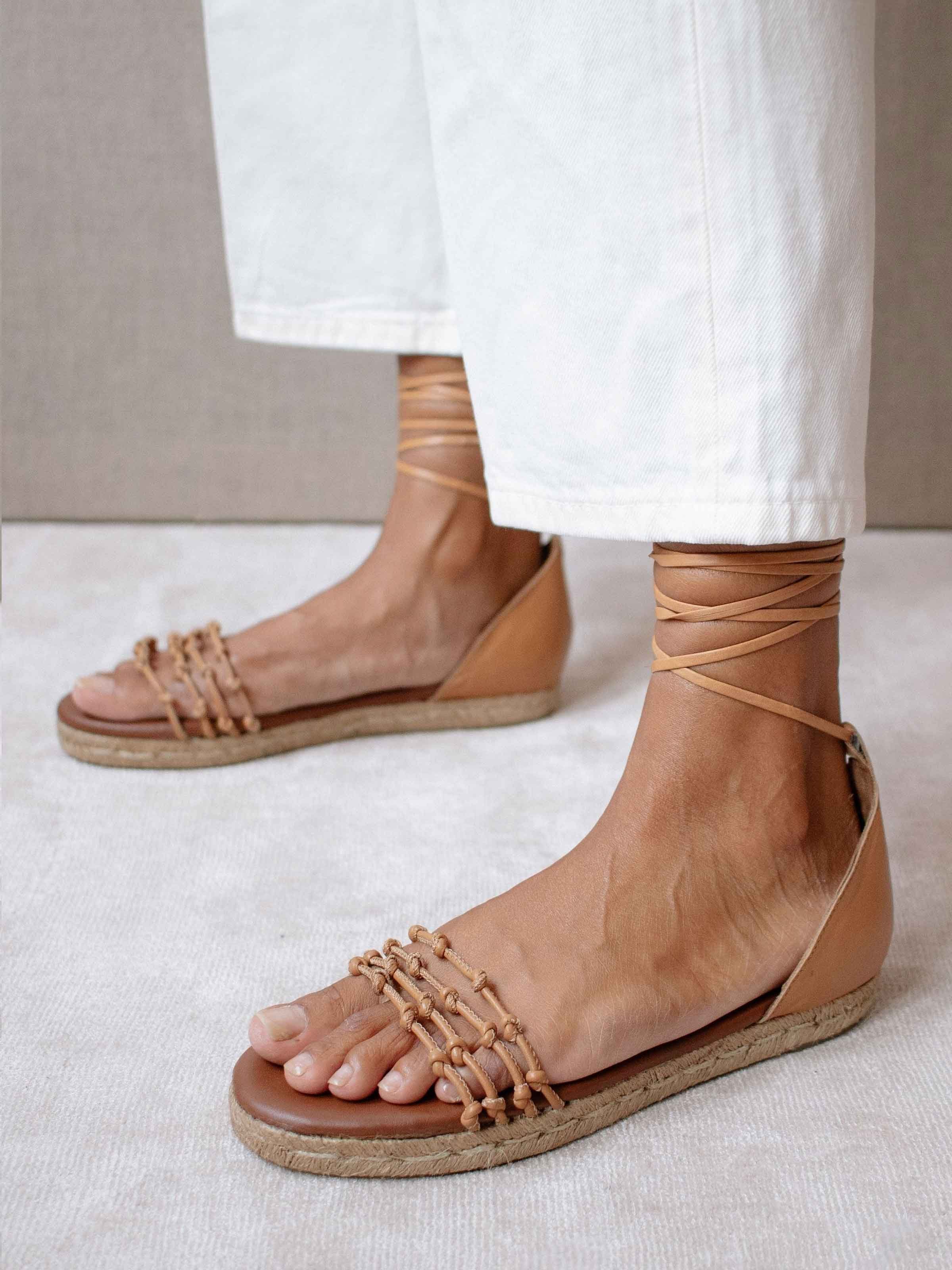 Camelfarbene Schnür-Sandalen aus Leder