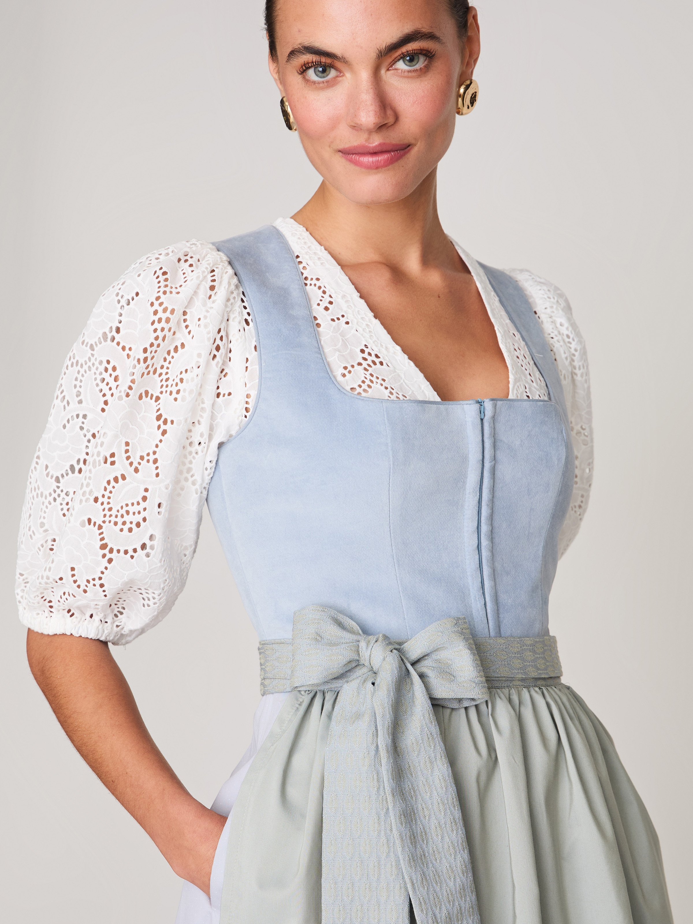 Babyblaues Samt-Dirndl