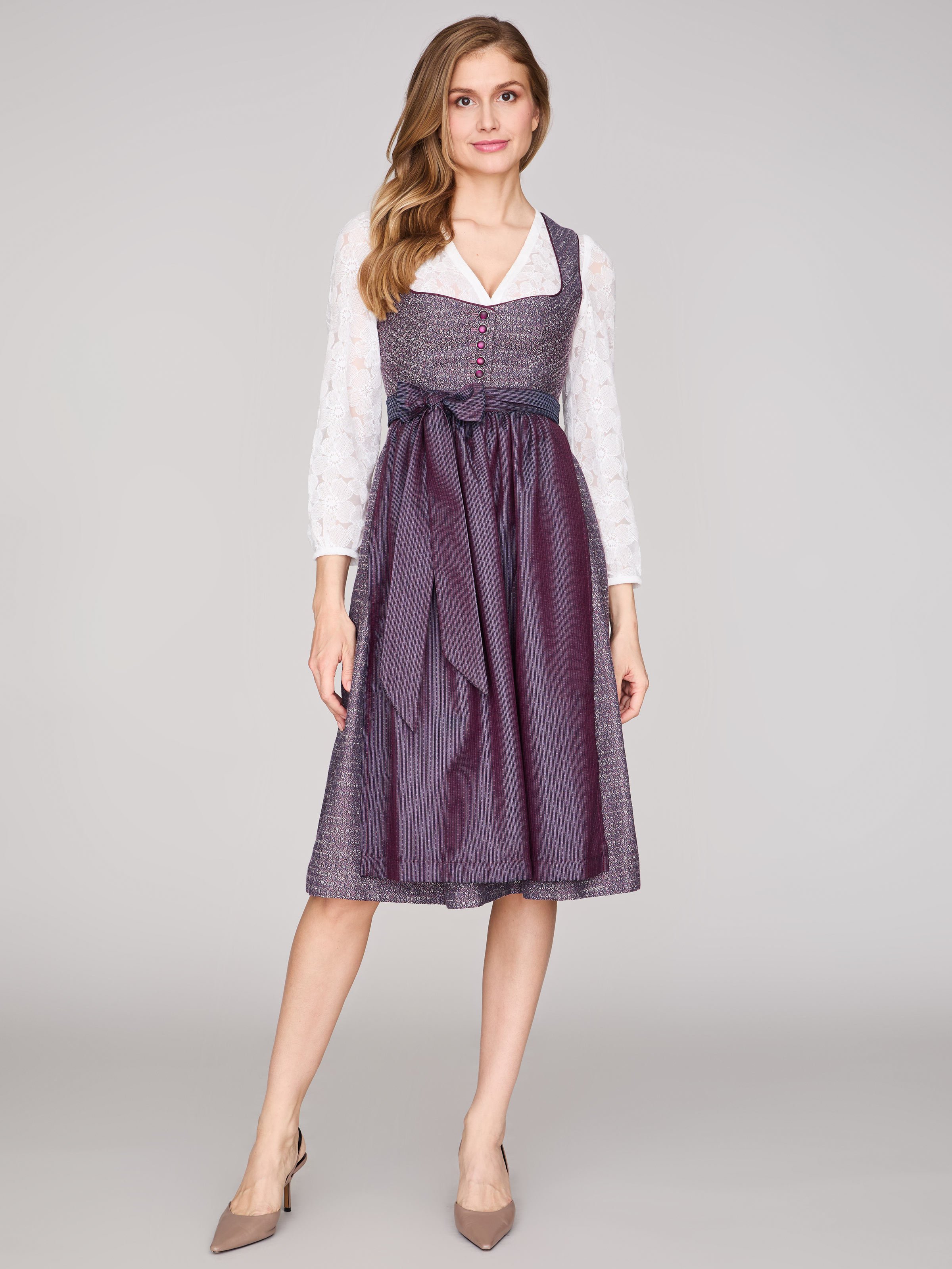 Beerenfarbenes Dirndl mit Knöpfen