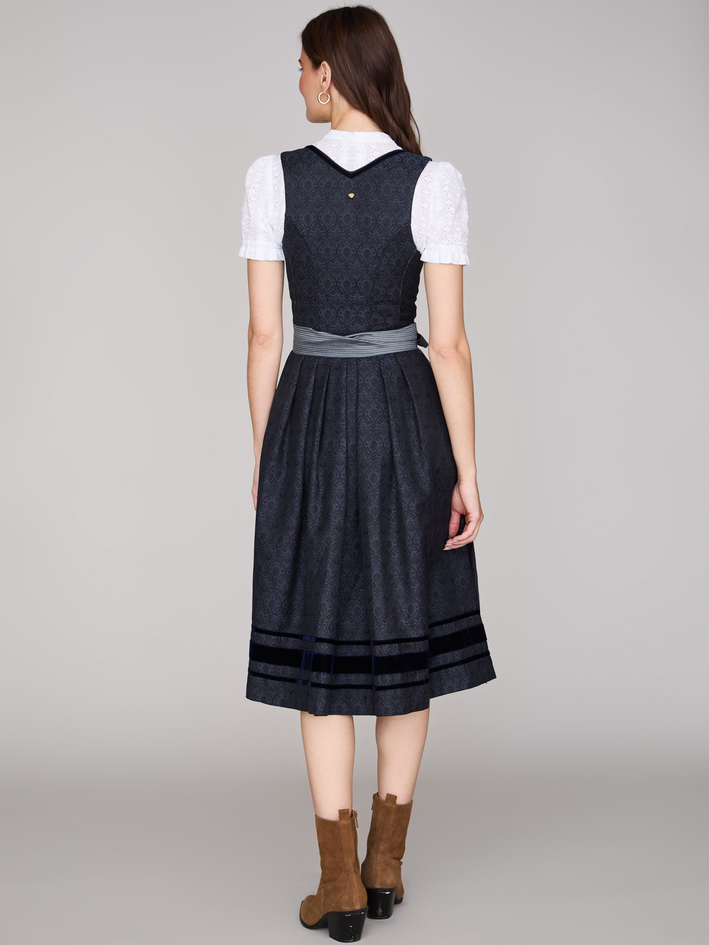 Dunkelblaues Dirndl mit Ornament-Muster