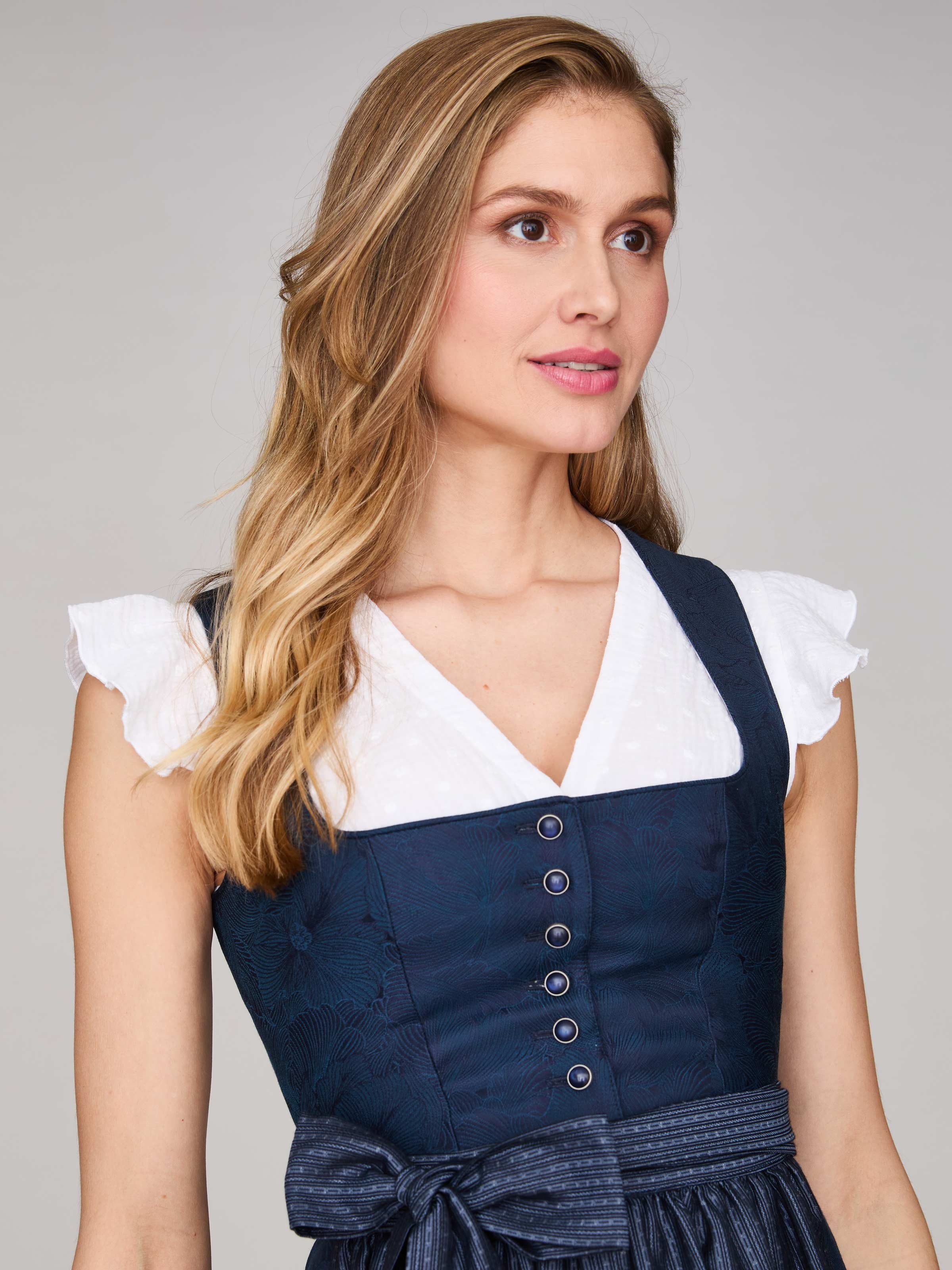 Mitternachtsblaues Dirndl mit Knöpfen