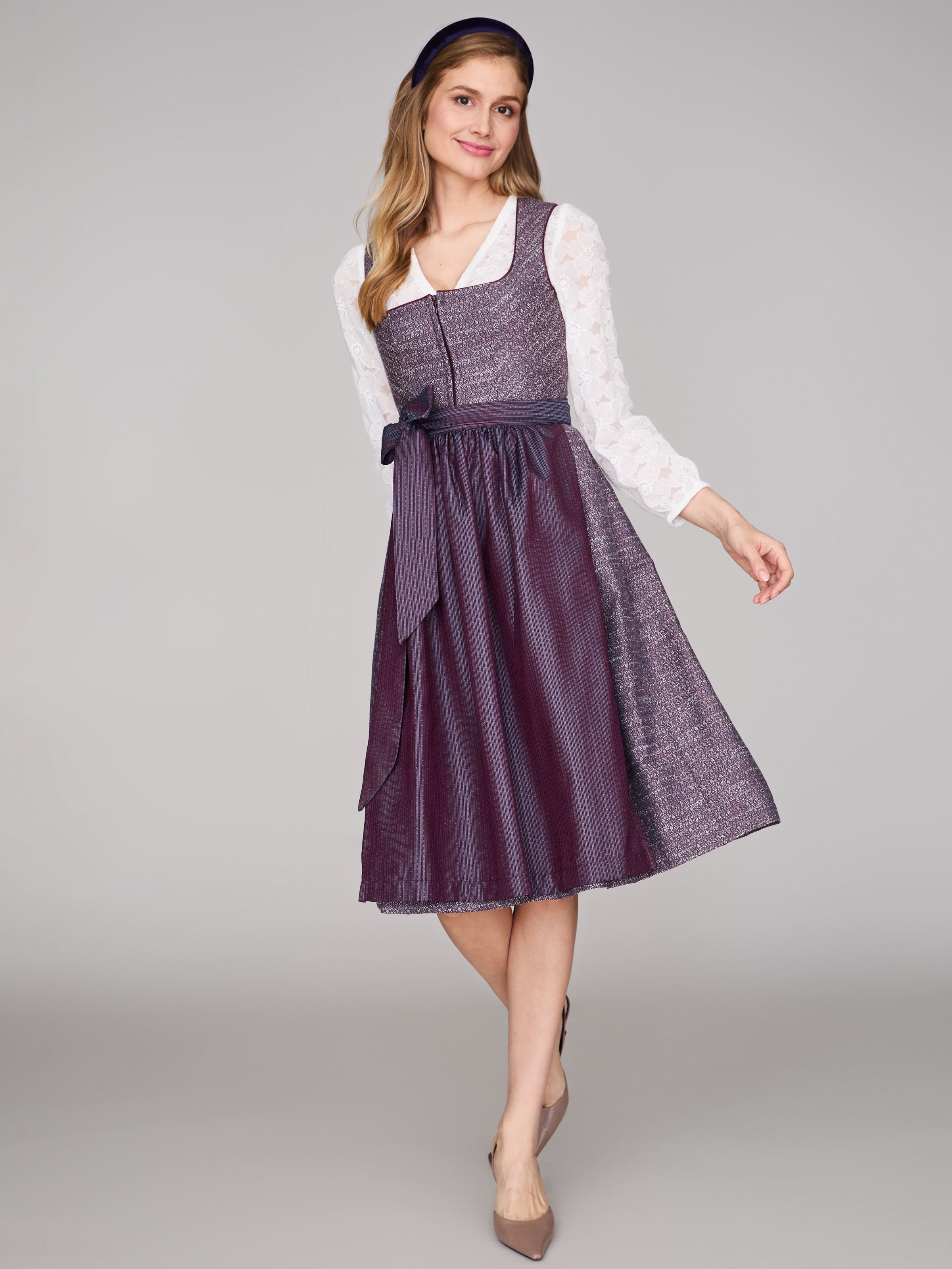 Beerenfarbenes Dirndl mit floralem Muster