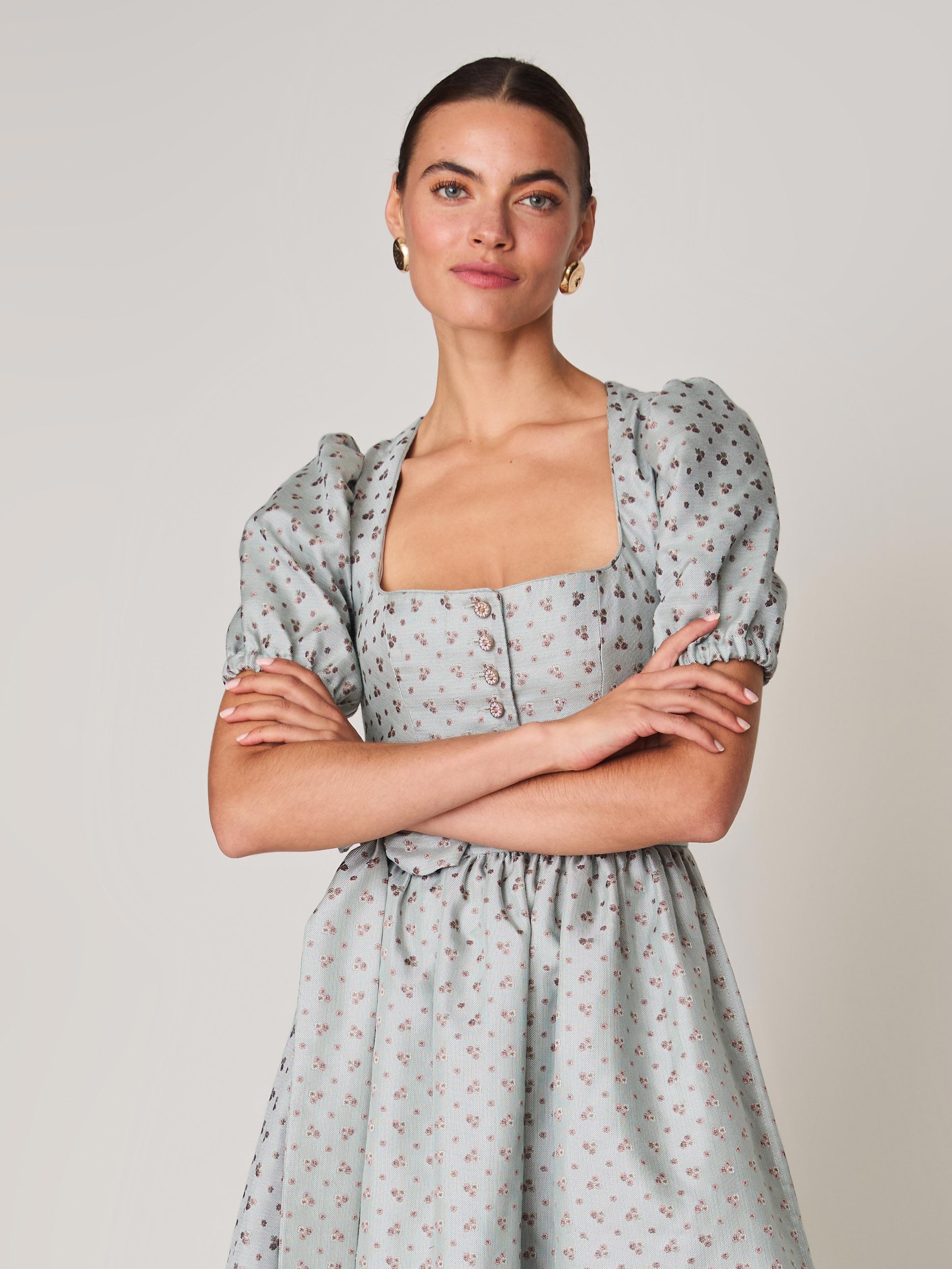 Hellblaues Dirndl mit Puffärmeln