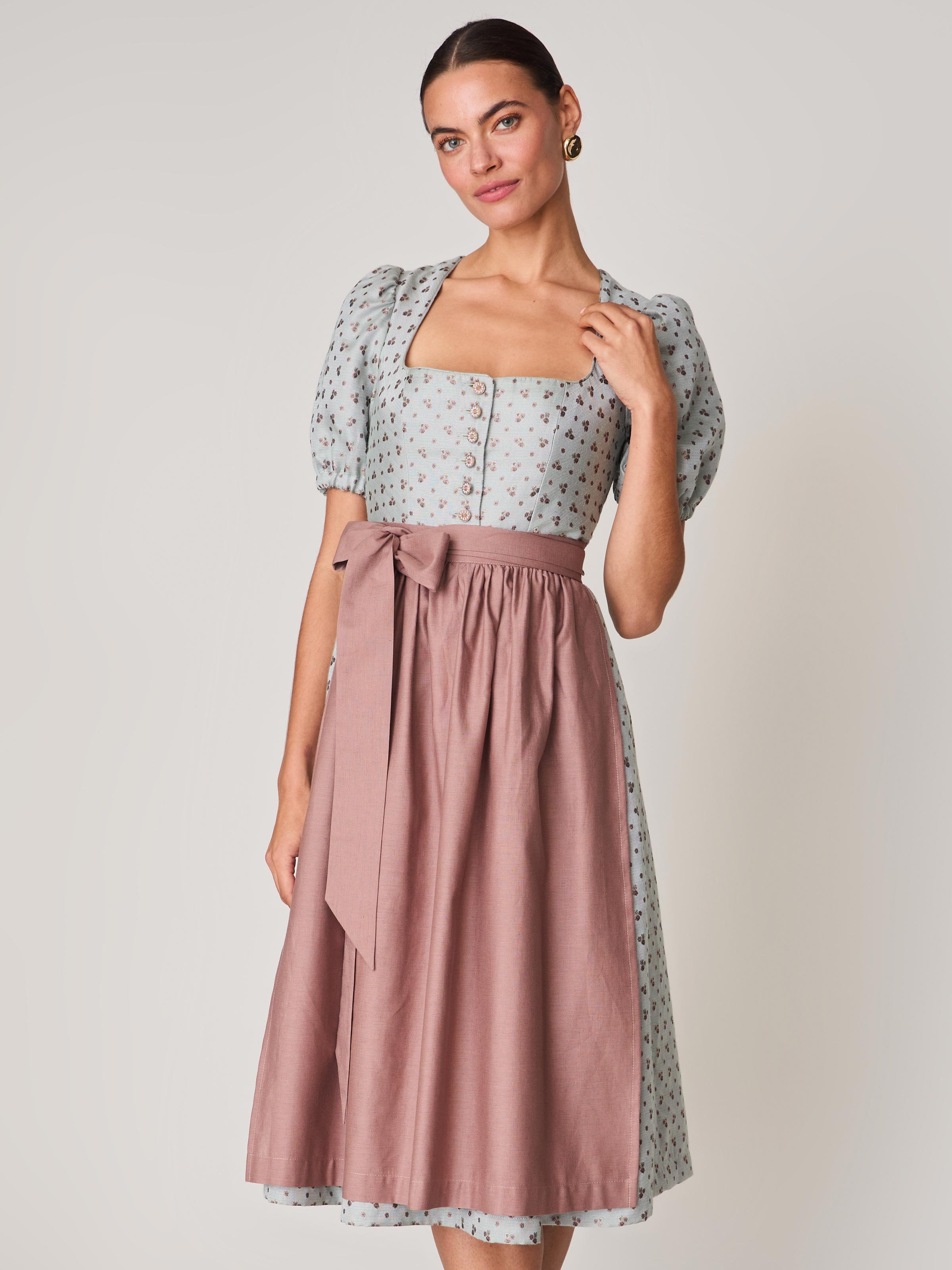 Hellblaues Dirndl mit Puffärmeln