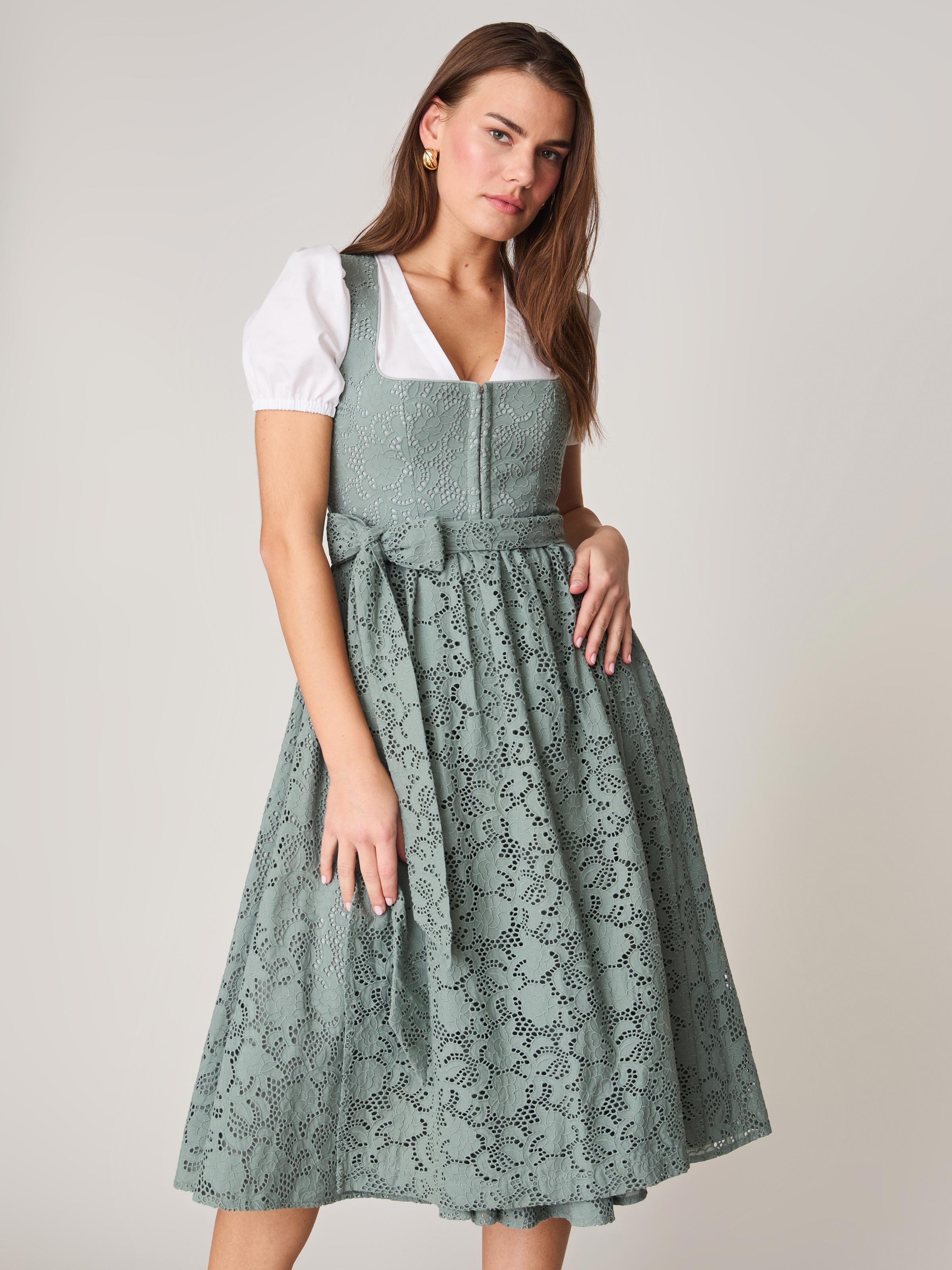 Grünes Dirndl aus Lochspitze