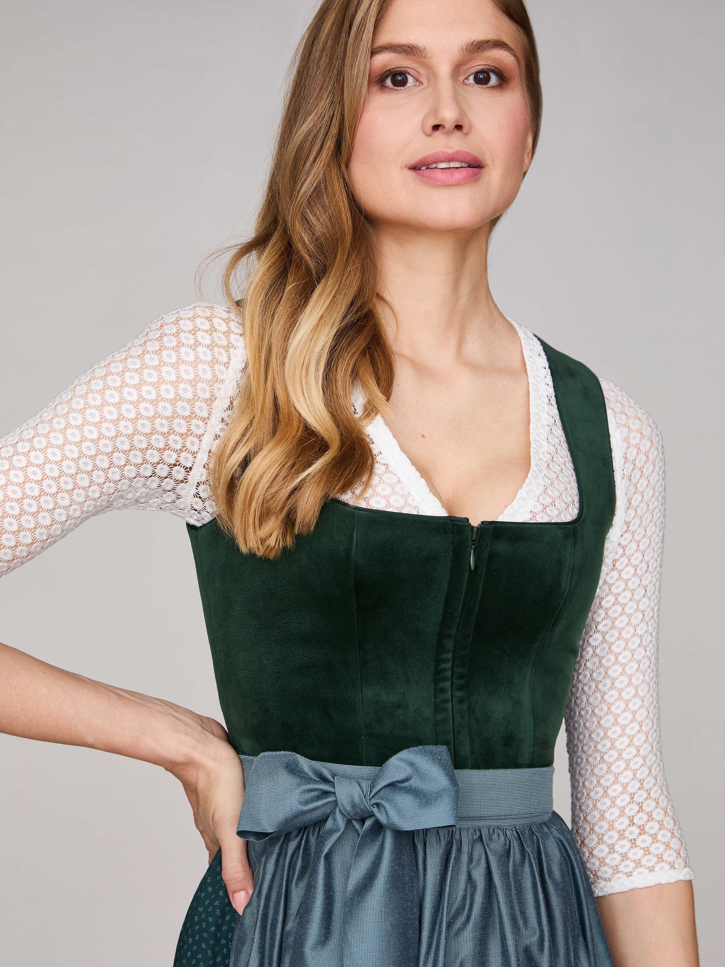 Dunkelgrünes Dirndl mit Samt-Mieder