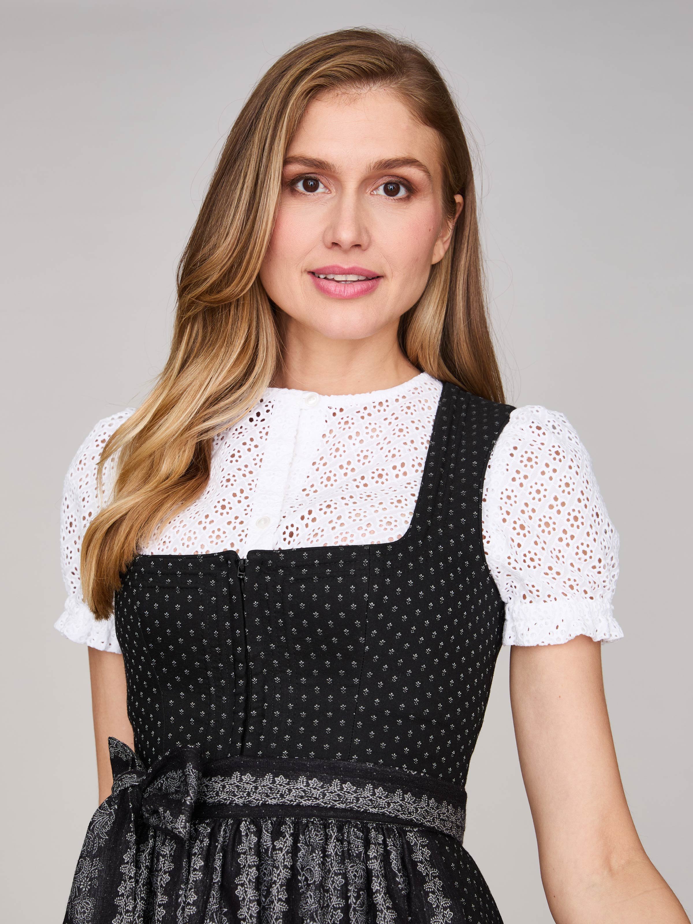 Schwarzes Dirndl mit Streublumen