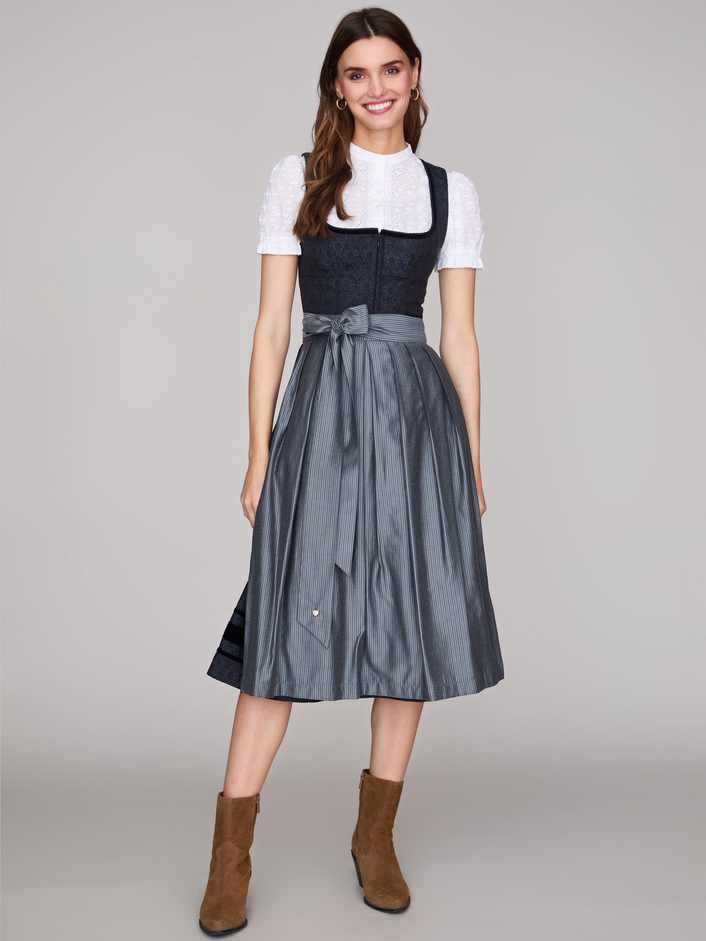 Dunkelblaues Dirndl mit Ornament-Muster