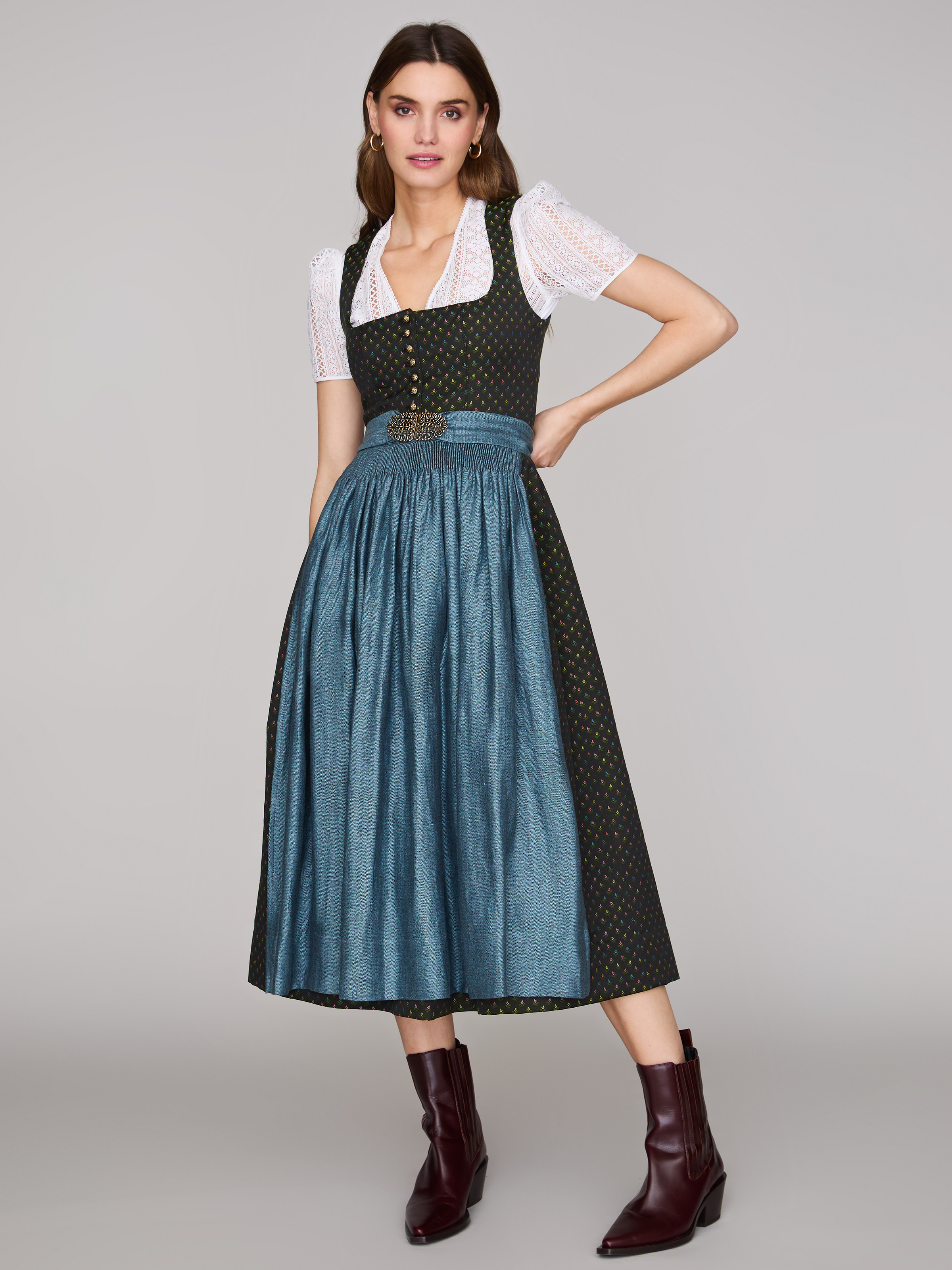 Grünes Dirndl mit Streublumenmuster