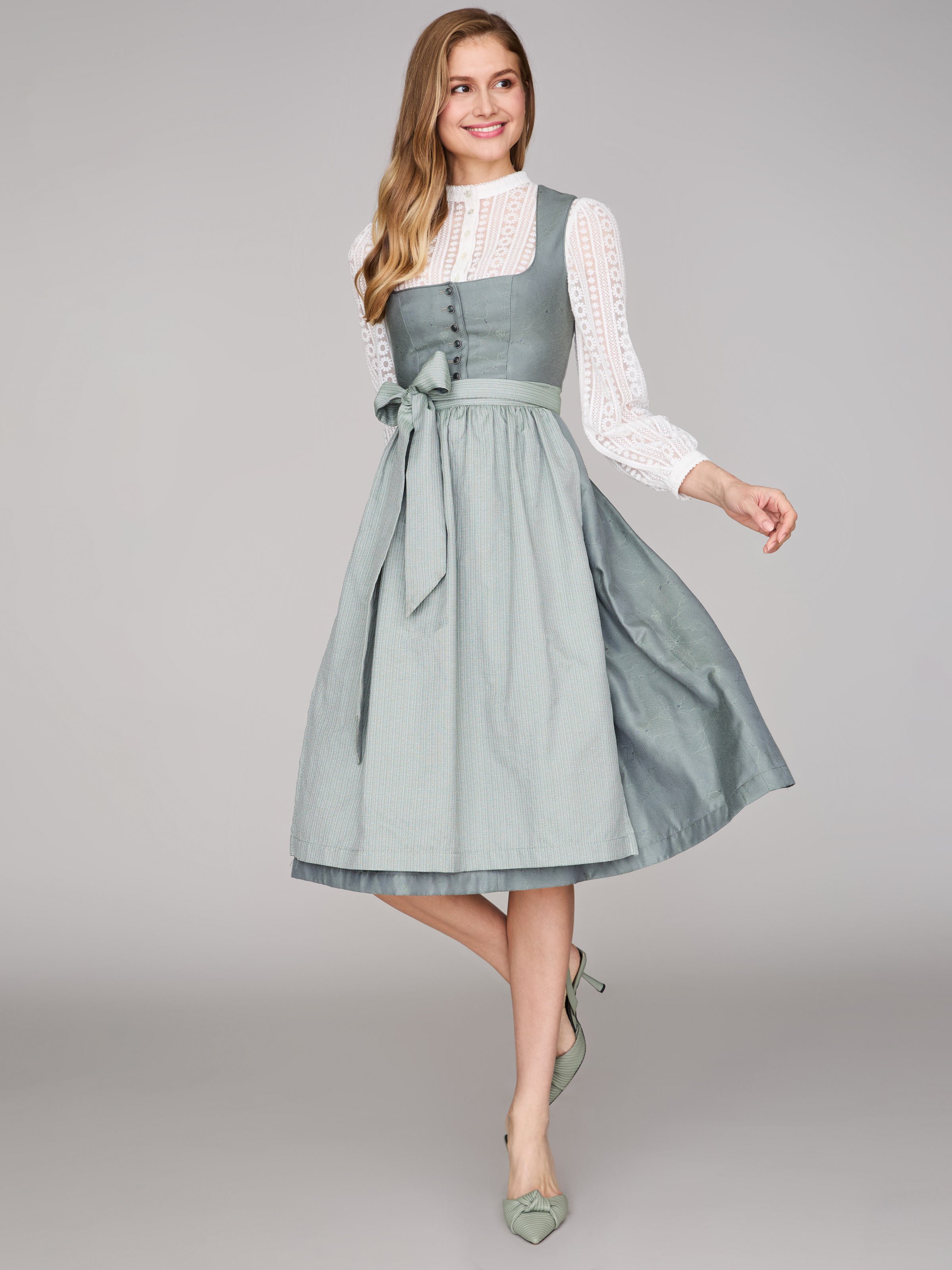 Salbeigrünes Dirndl mit Knöpfen