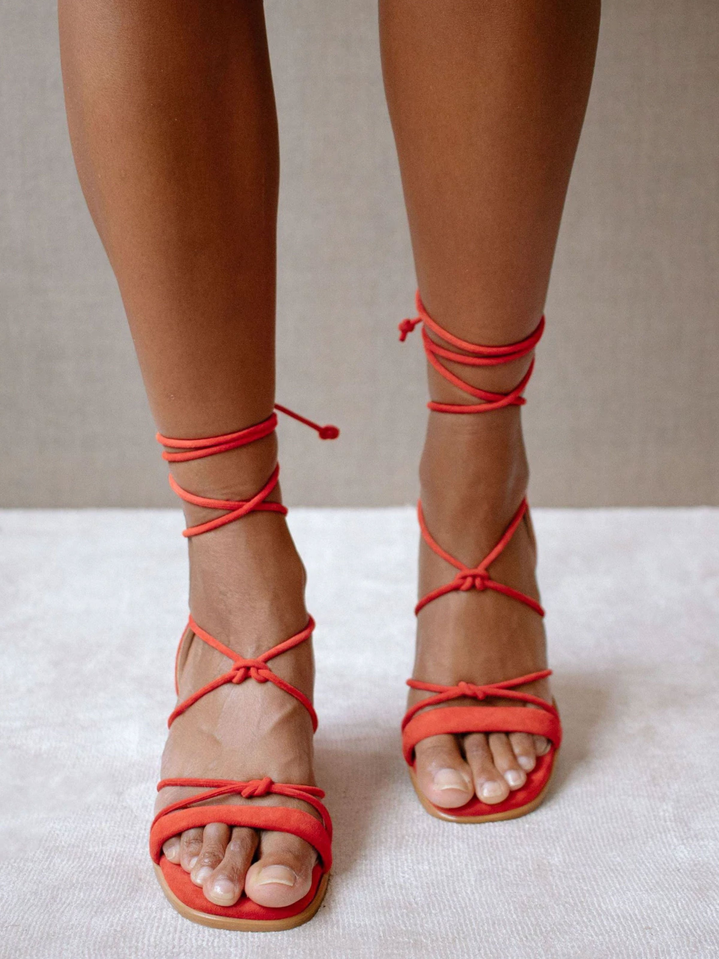 Orangefarbene Schnür-Sandalen aus Leder mit Blockabsatz