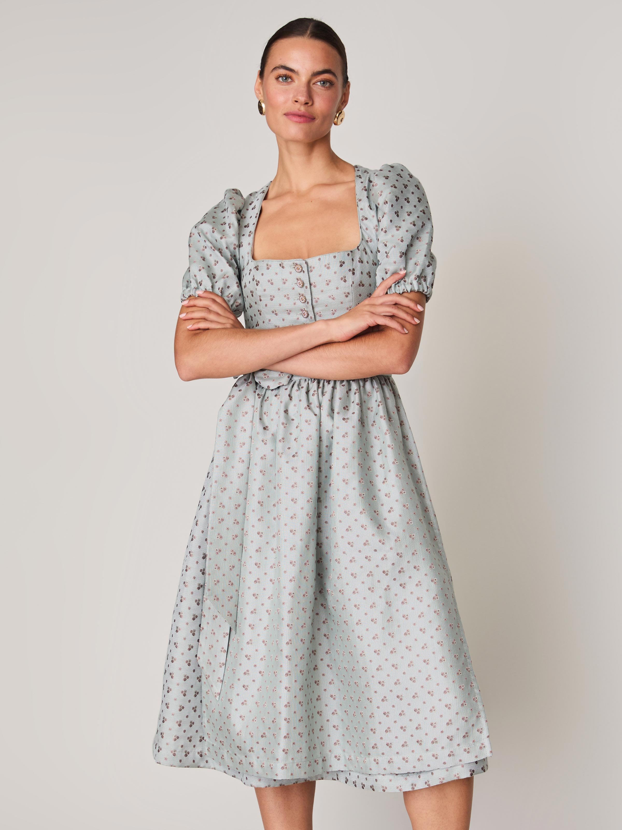 Hellblaues Dirndl mit Puffärmeln