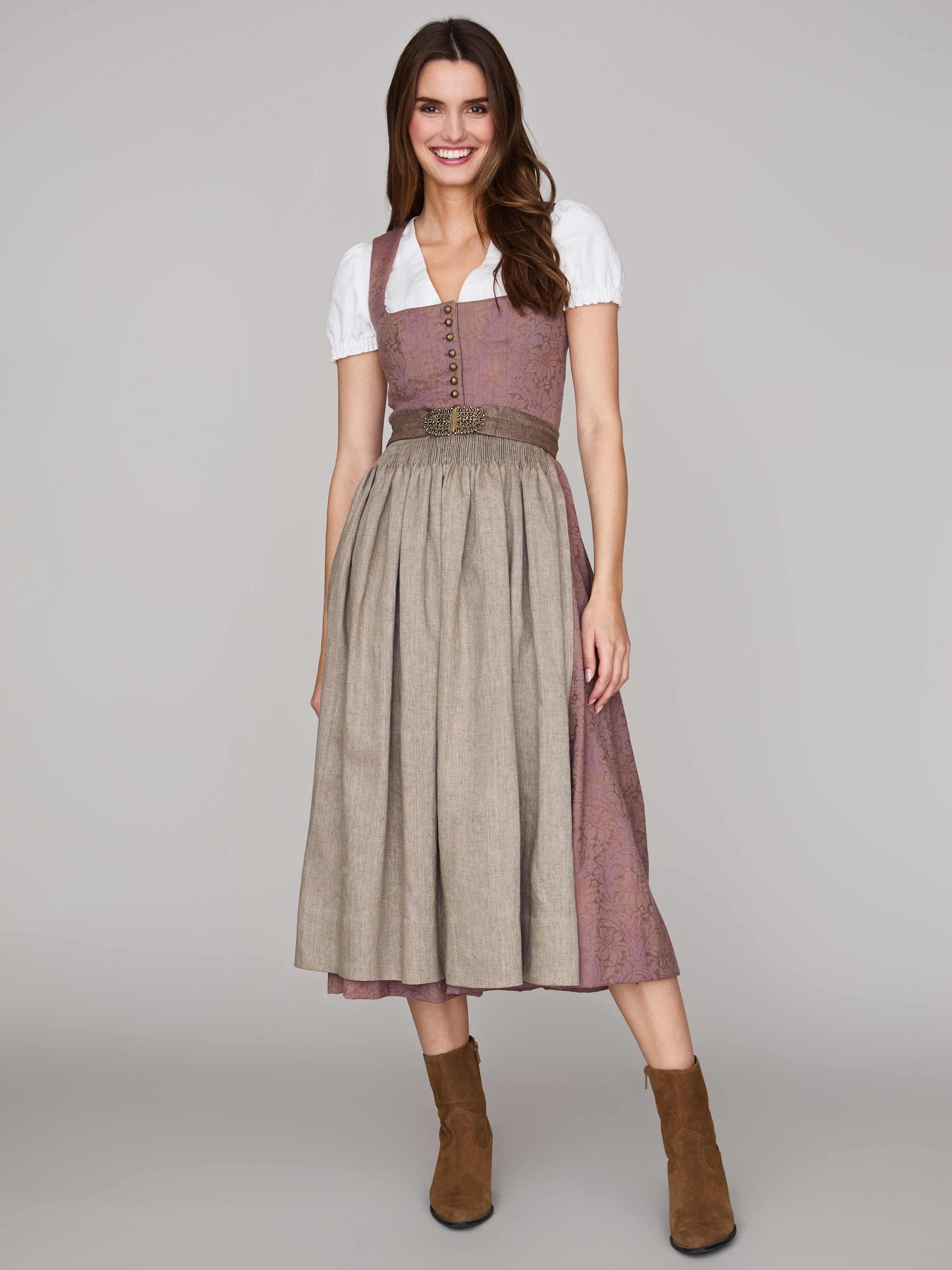 Dirndl in Malve mit floralem Muster