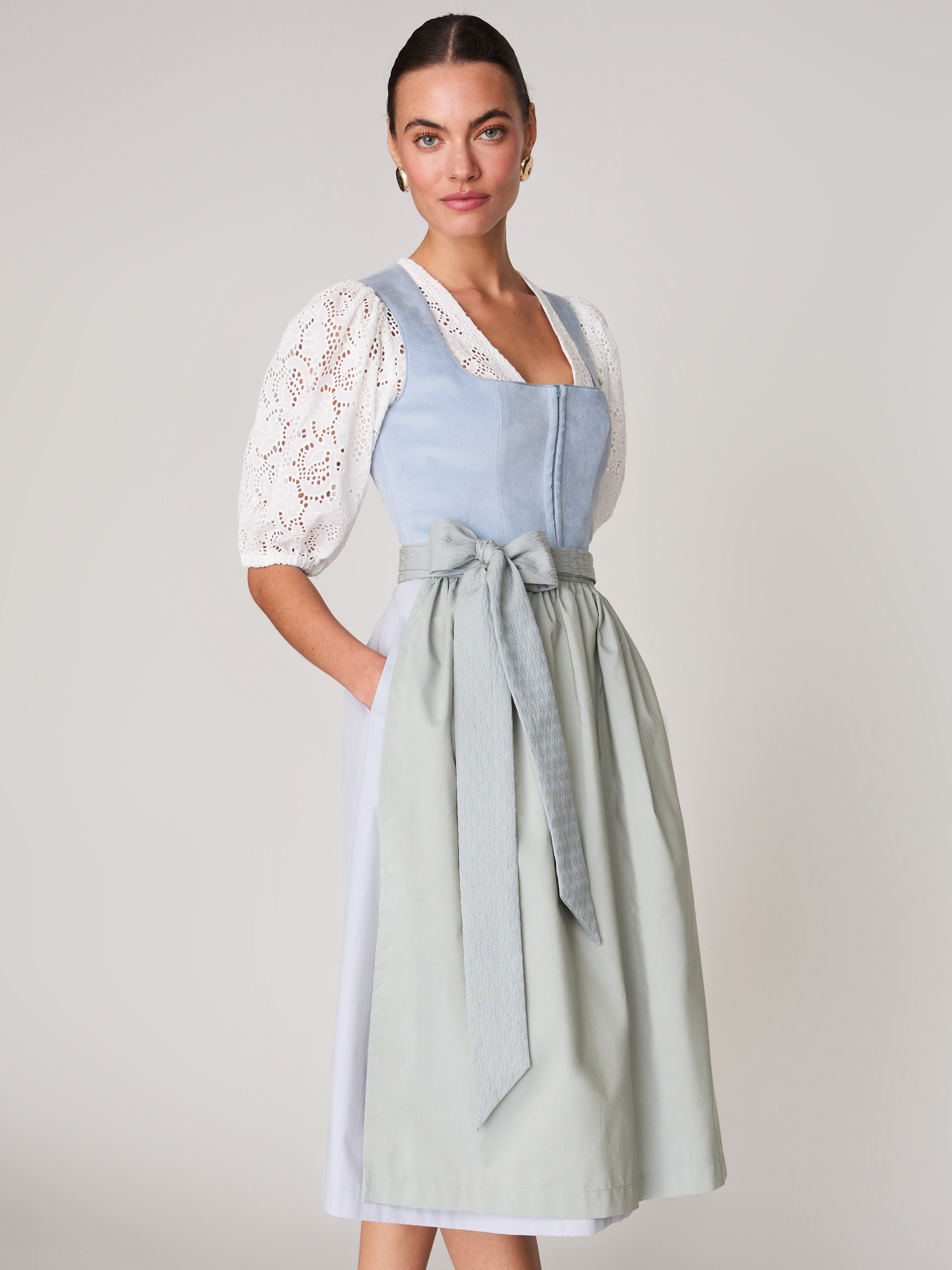 Babyblaues Samt-Dirndl