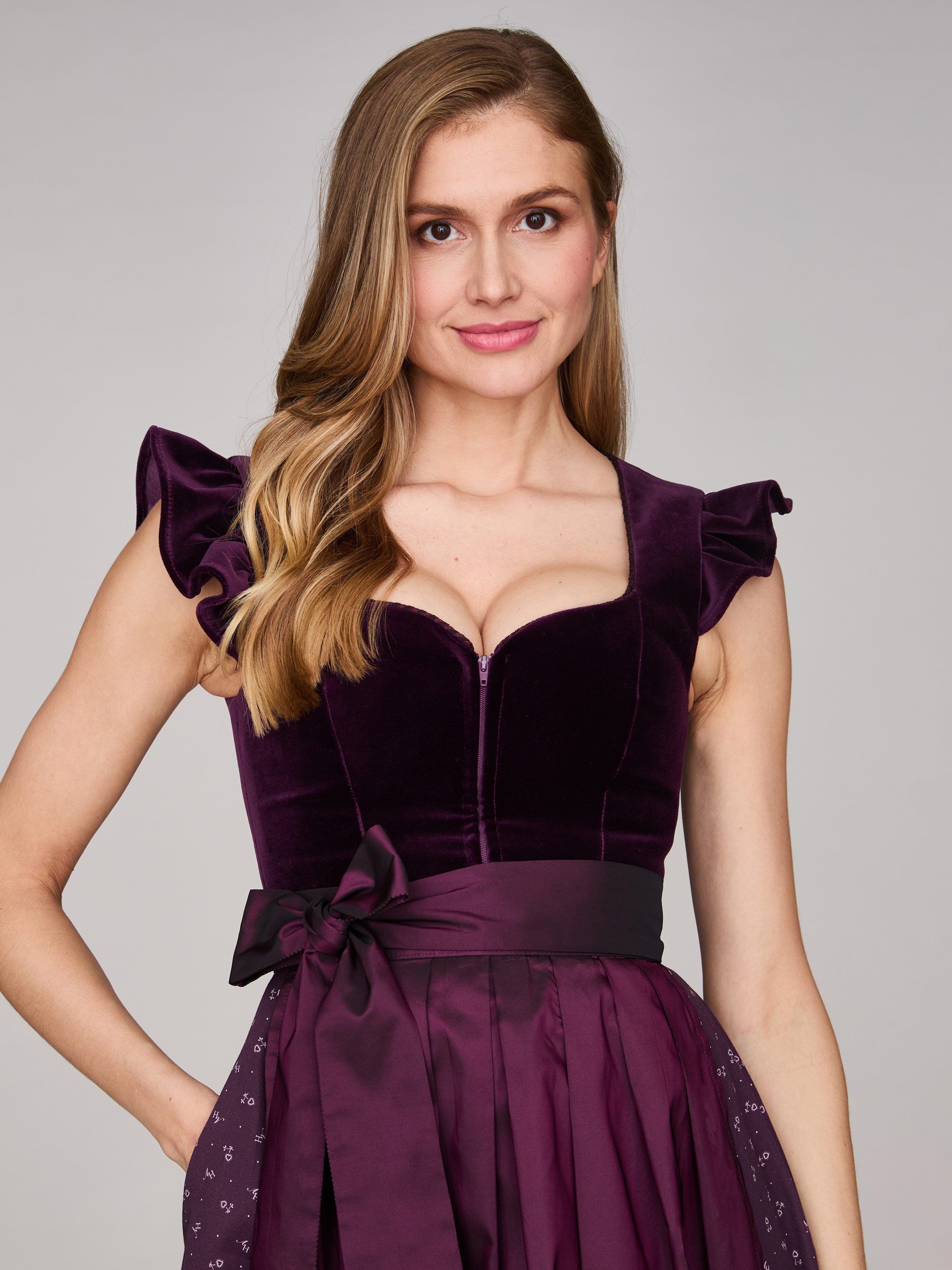 Samtdirndl in Aubergine mit abknöpfbarem Arm