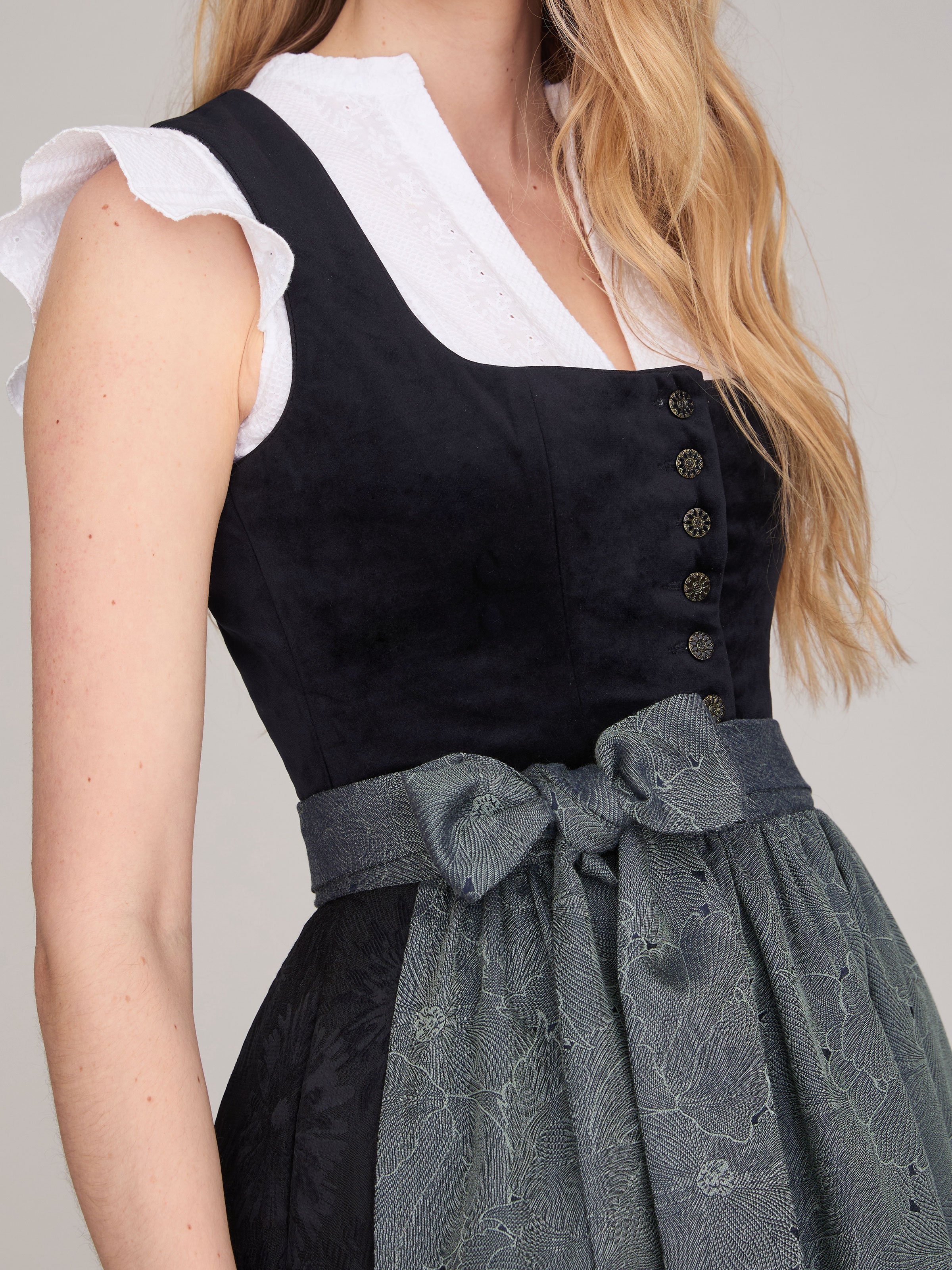 Schwarzes Dirndl mit Knöpfen