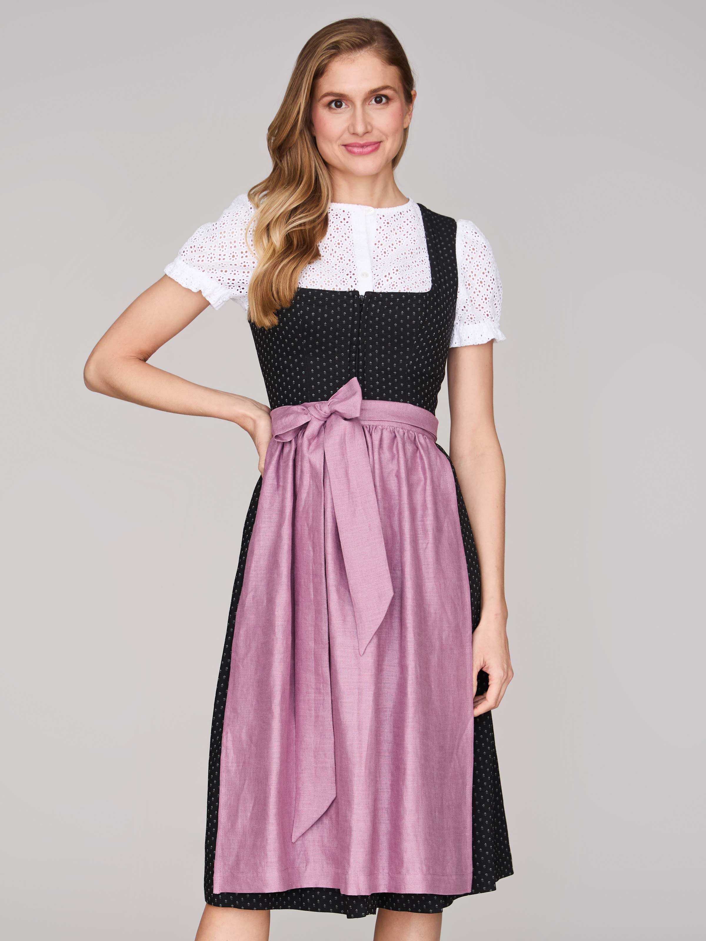 Schwarzes Dirndl mit Streublumen