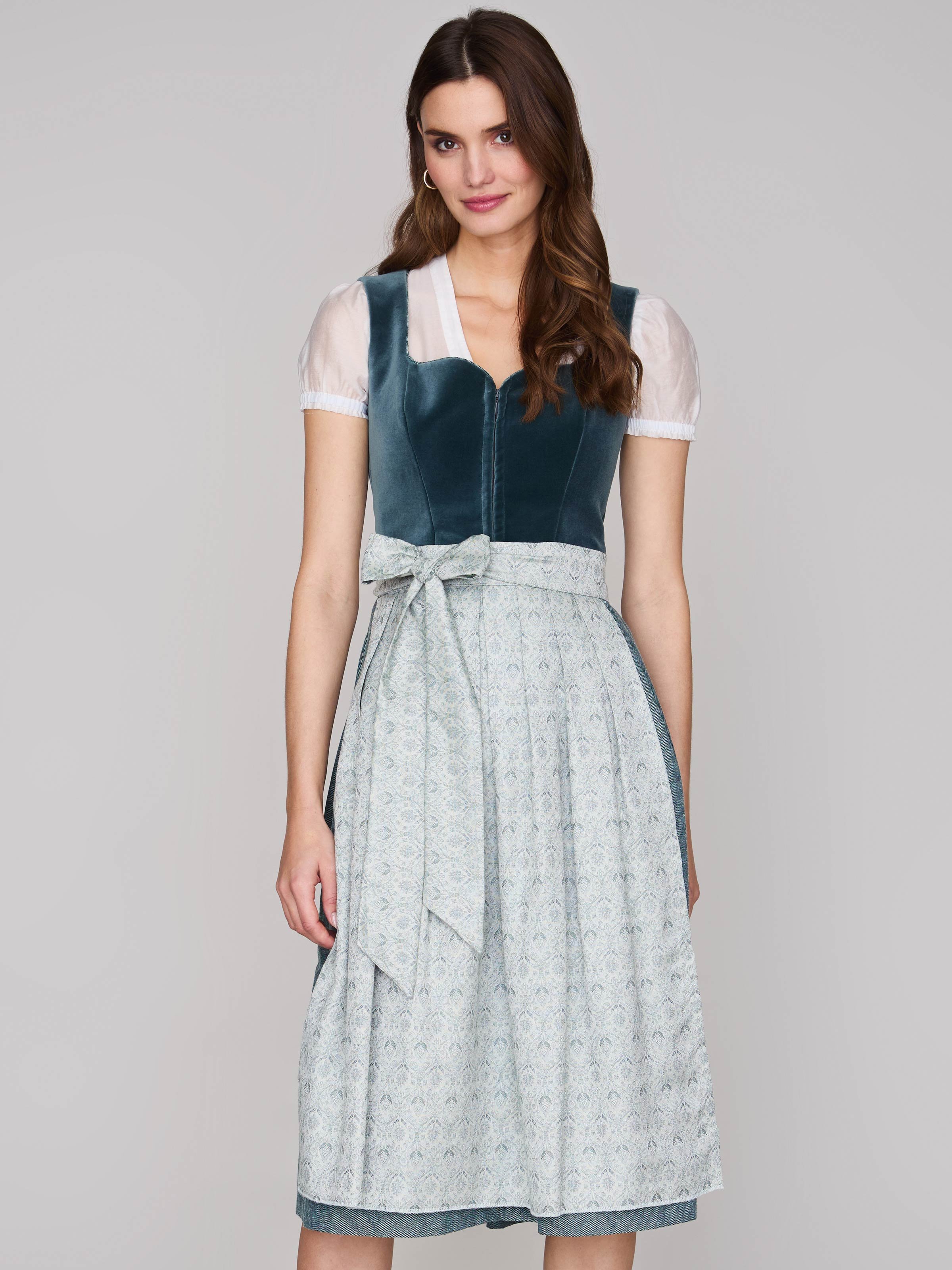 Samtdirndl mit abknöpfbarem Arm