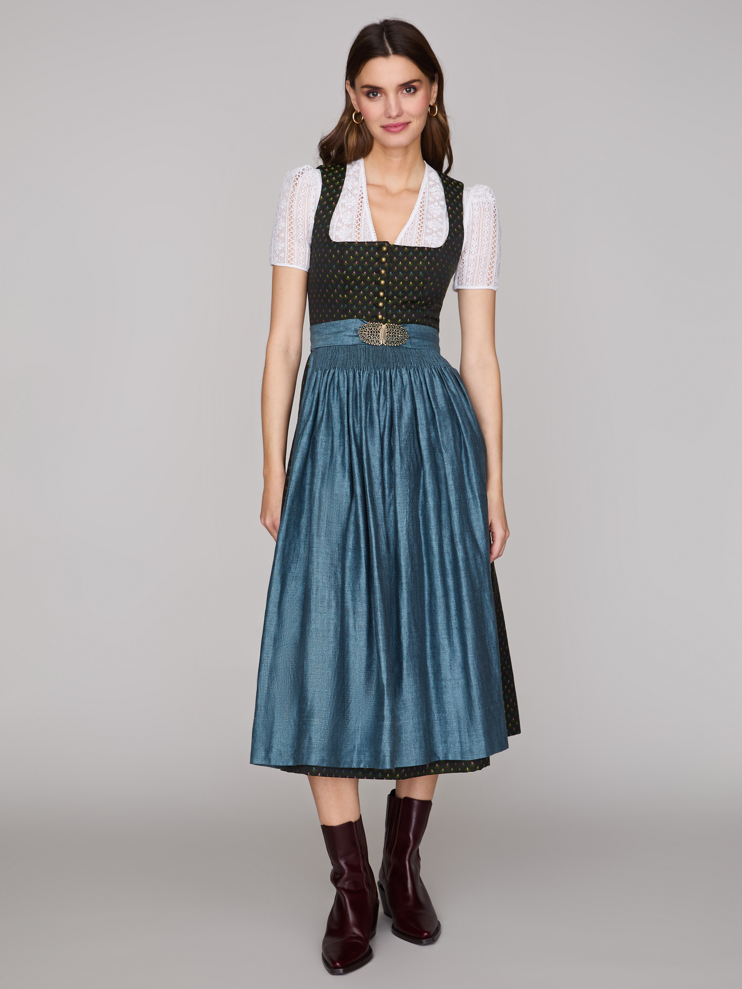 Grünes Dirndl mit Streublumenmuster