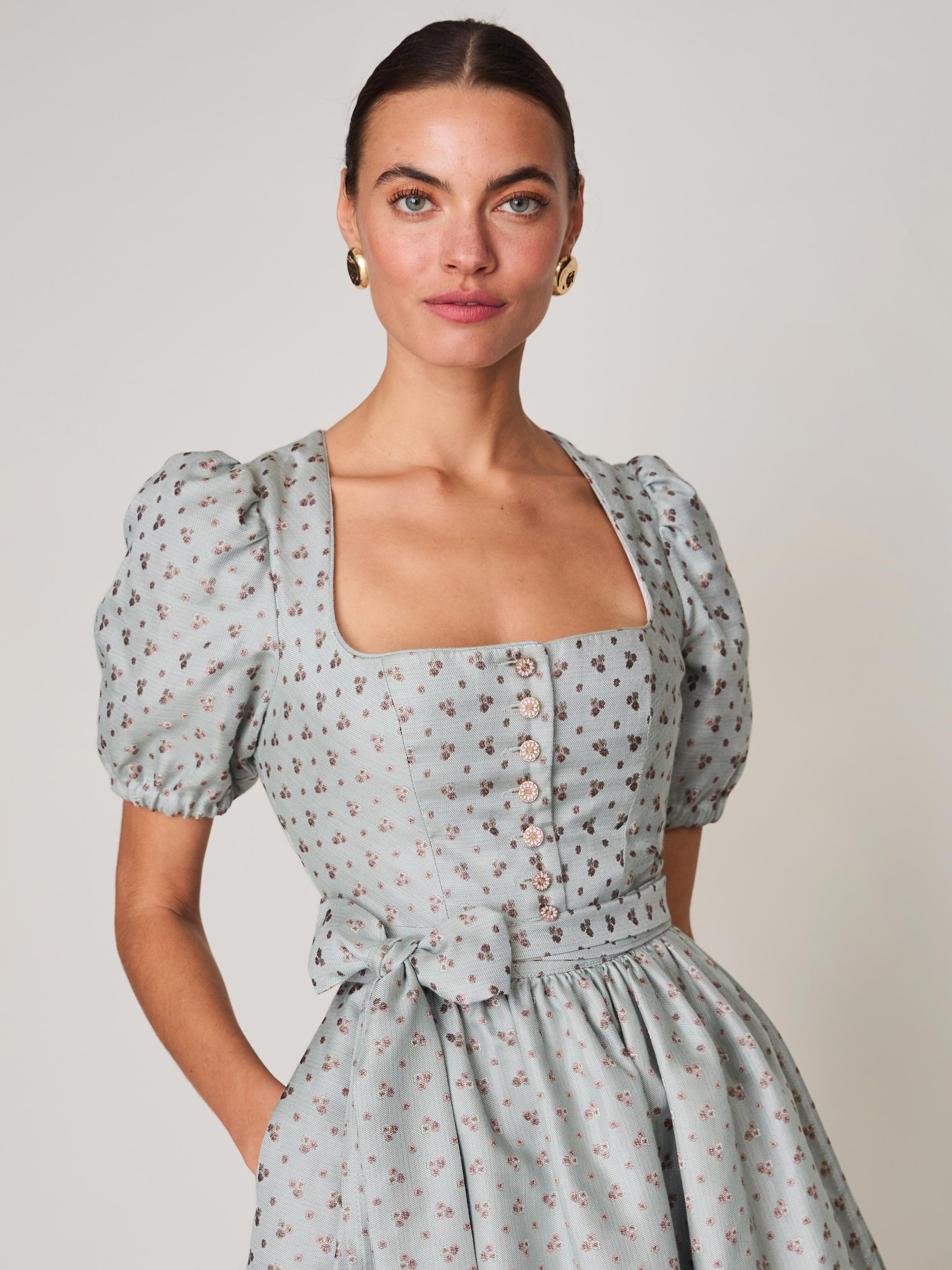 Hellblaues Dirndl mit Puffärmeln