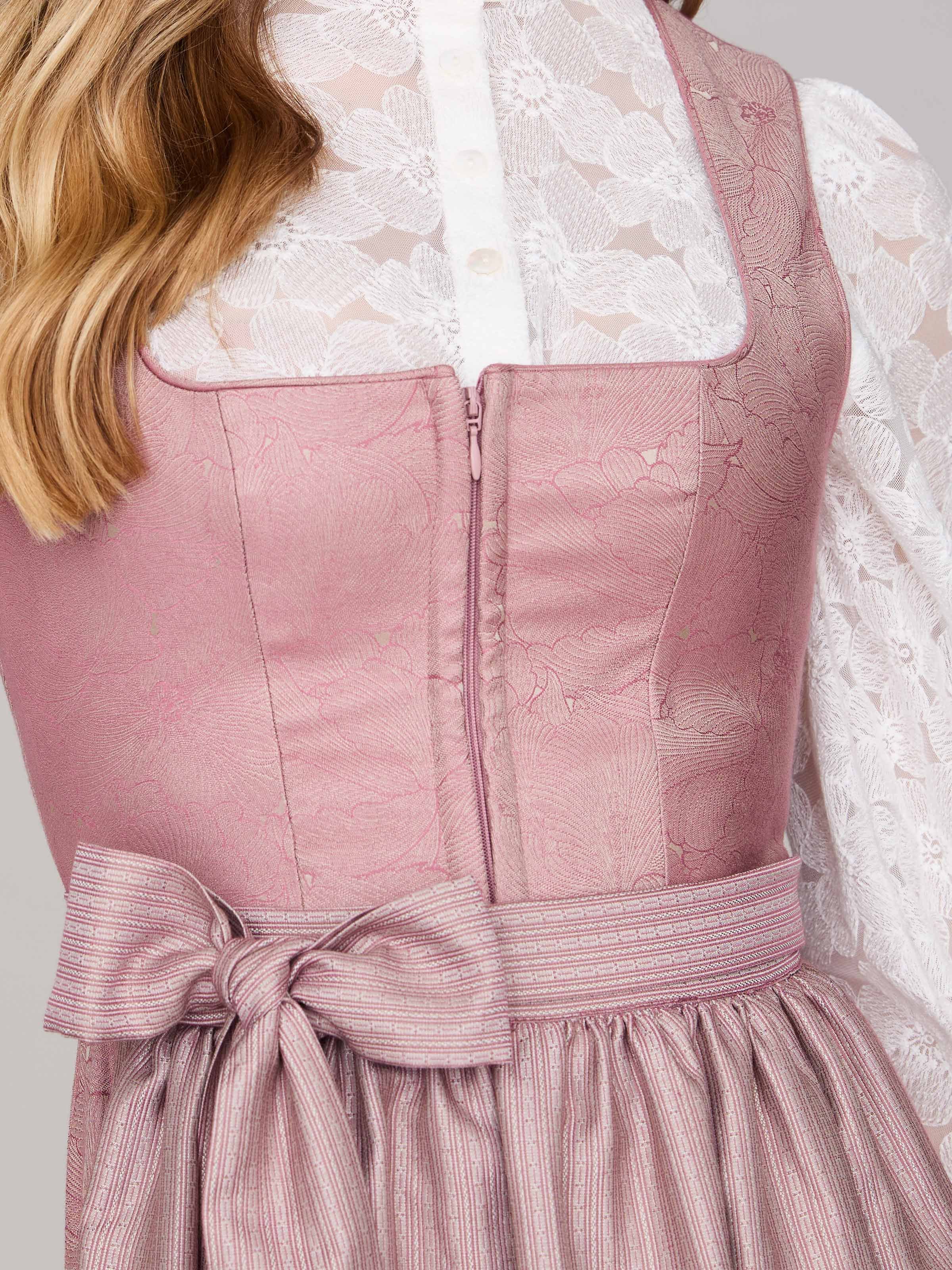 Rosa-farbenes Dirndl mit floralem Muster