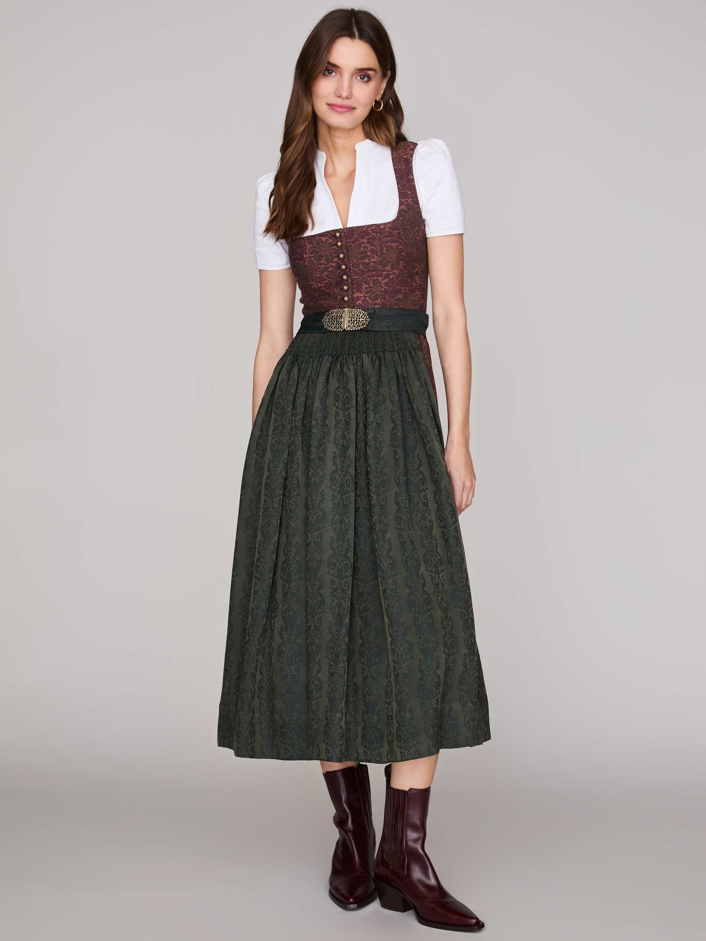 Dirndl in Korall mit floralem Muster