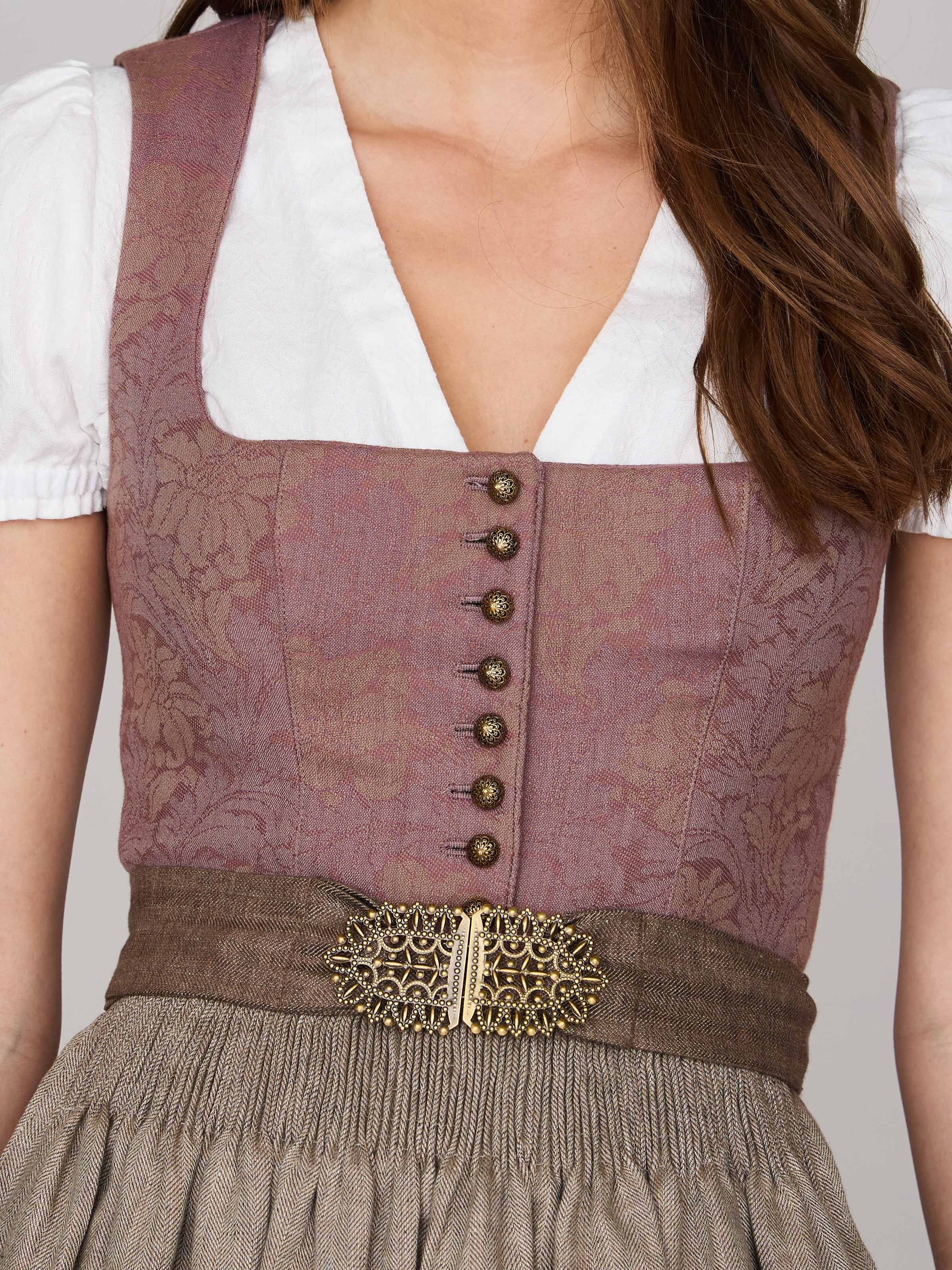 Dirndl in Malve mit floralem Muster