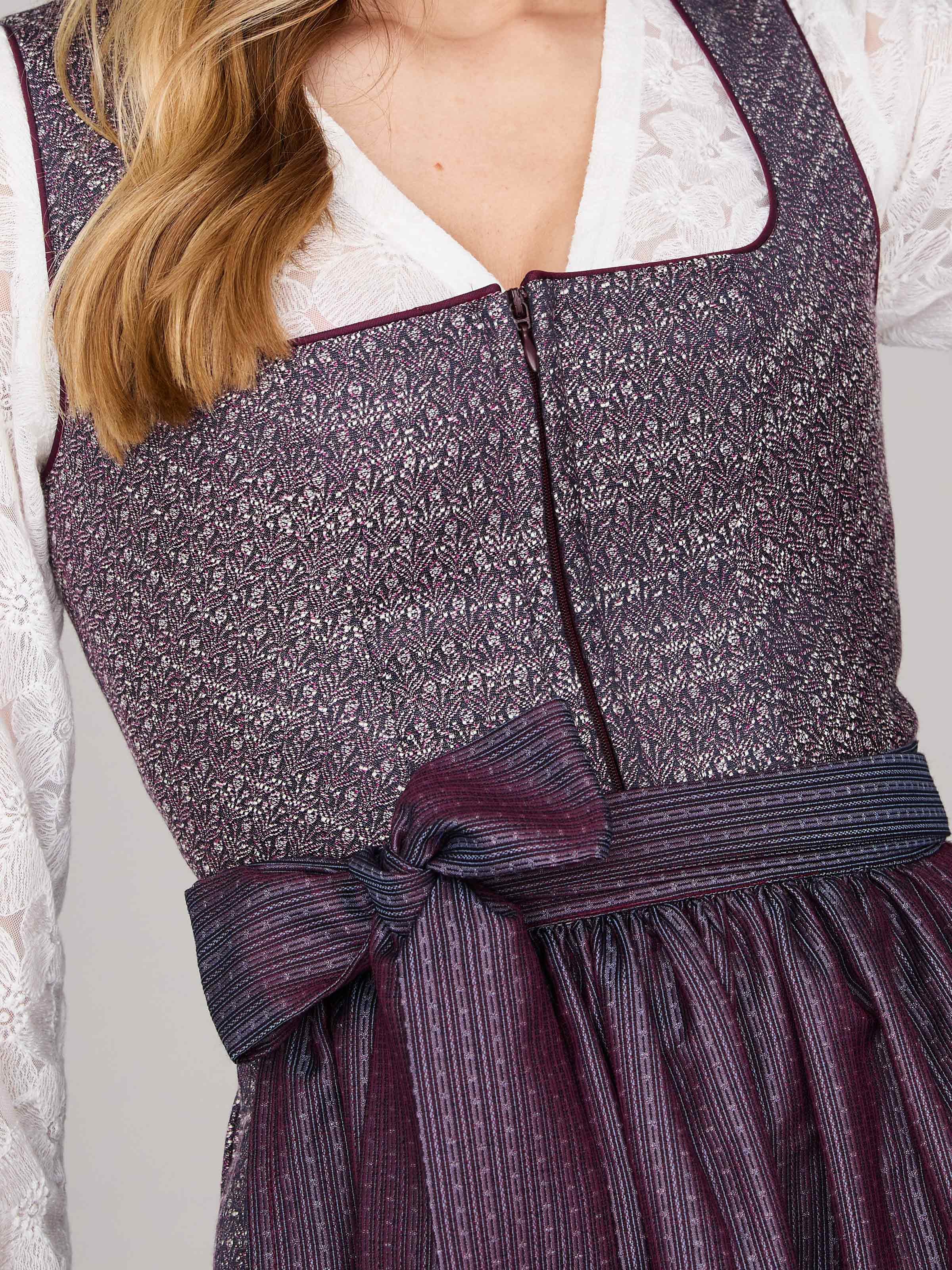 Beerenfarbenes Dirndl mit floralem Muster