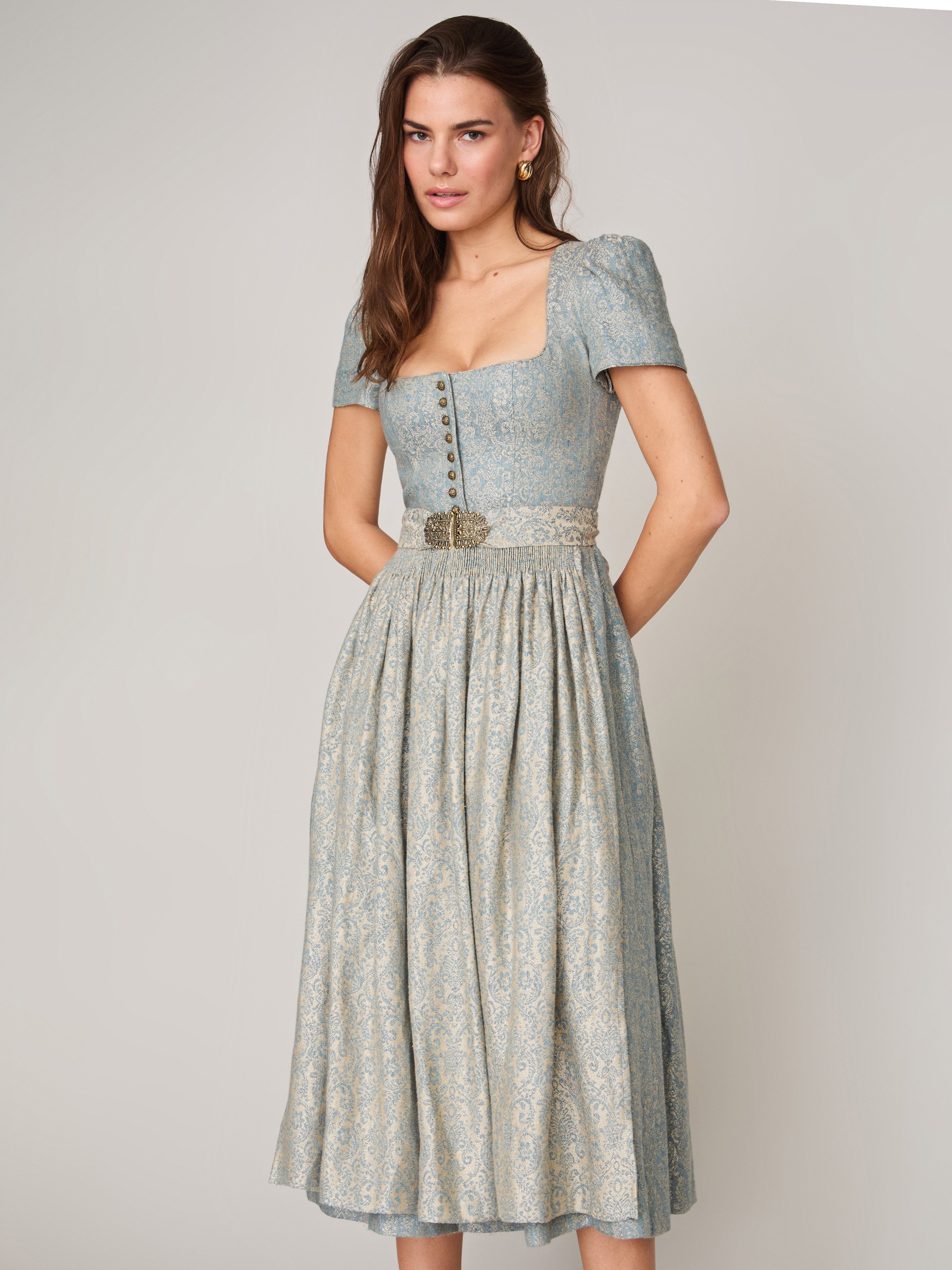 Blaues Dirndl mit Puffärmeln