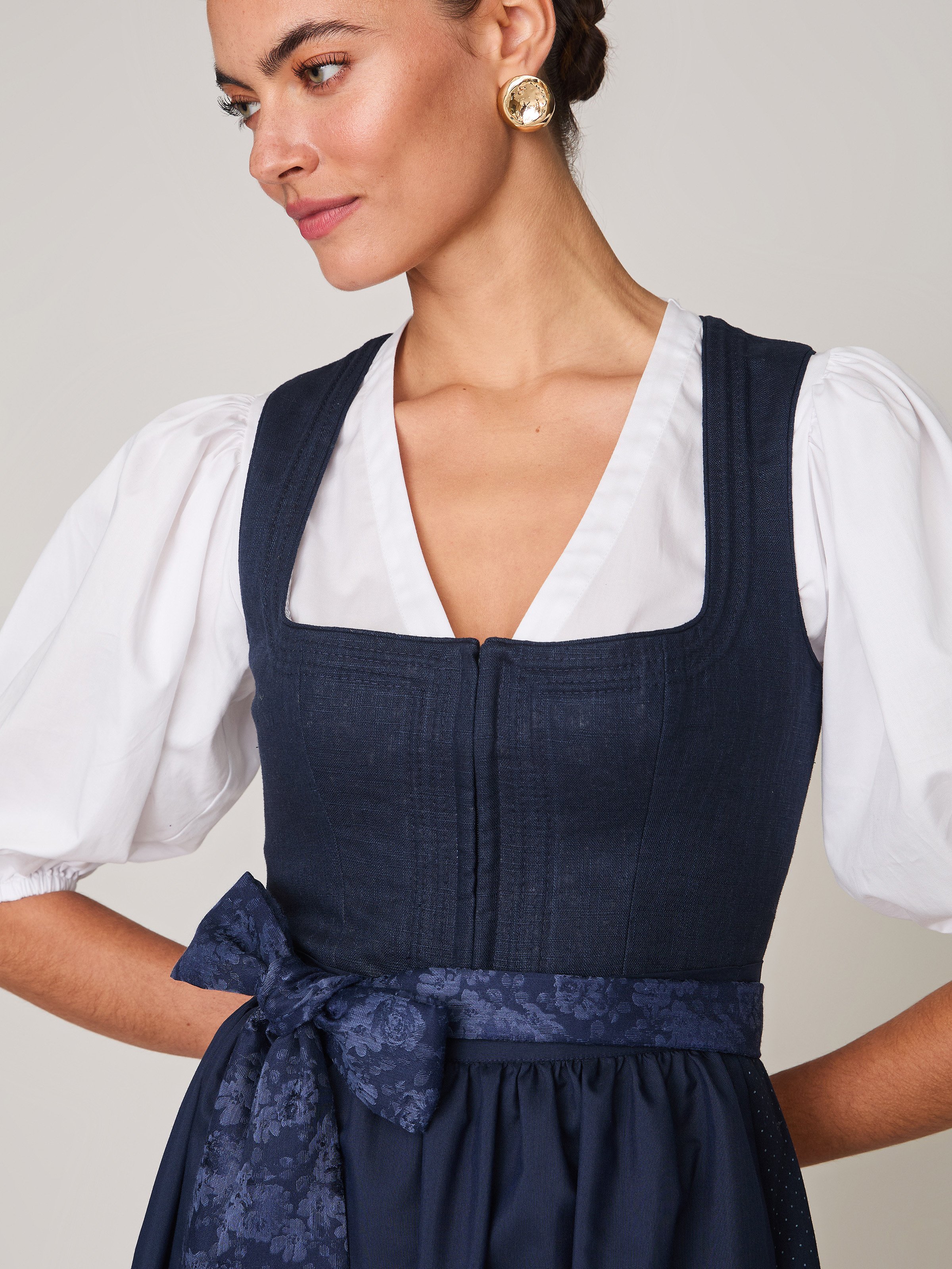 Dunkelblaues Leinen-Dirndl mit Schnursteppung