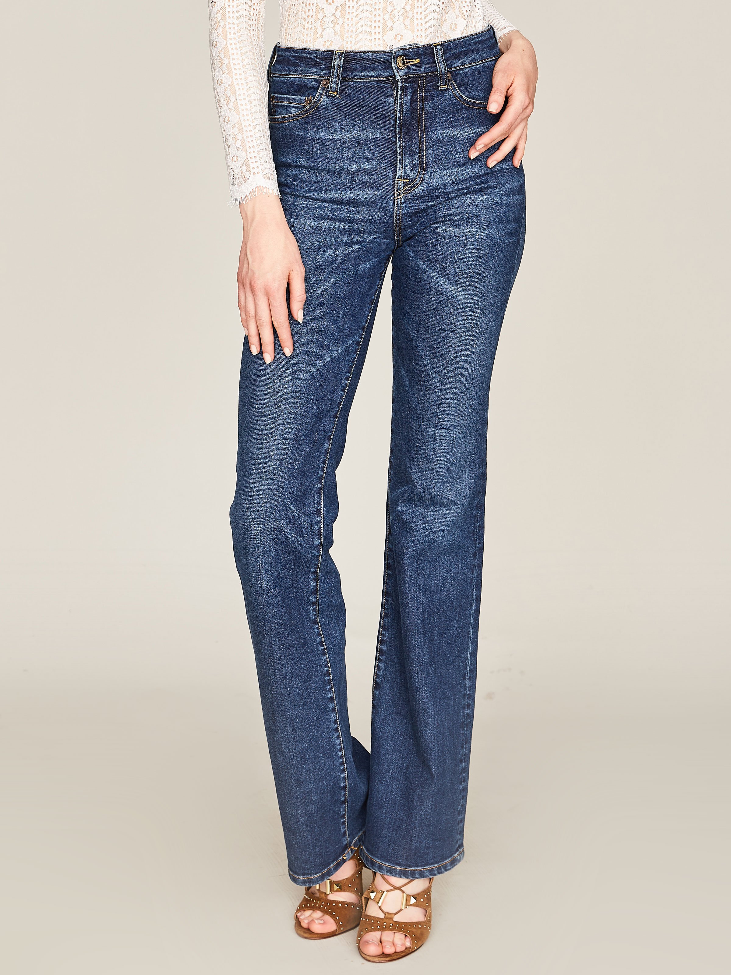 Stahlblaue Highwaist-Jeans im Flair-Schnitt
