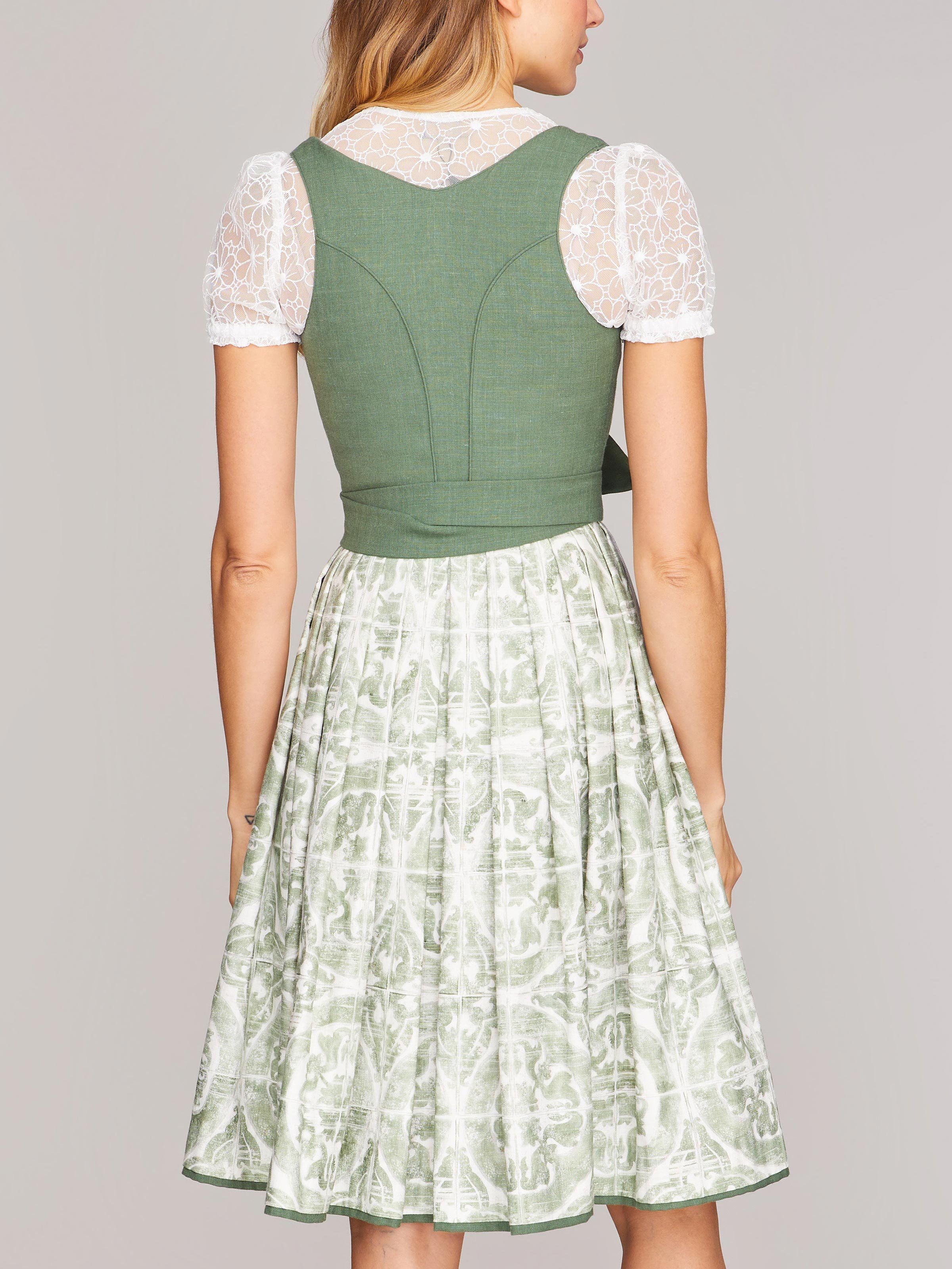 Grünes Dirndl mit Knöpfen