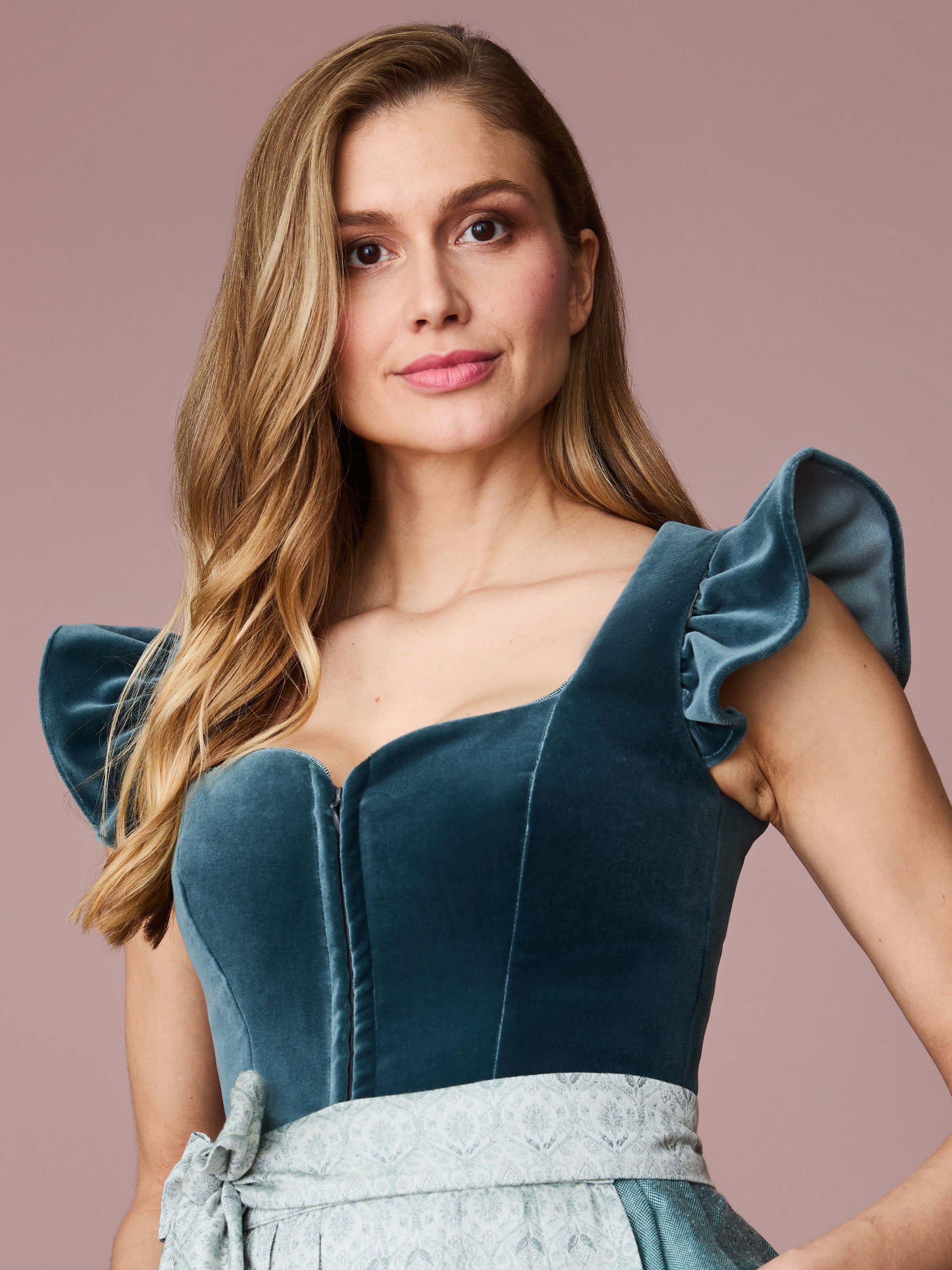 Samtdirndl mit abknöpfbarem Arm