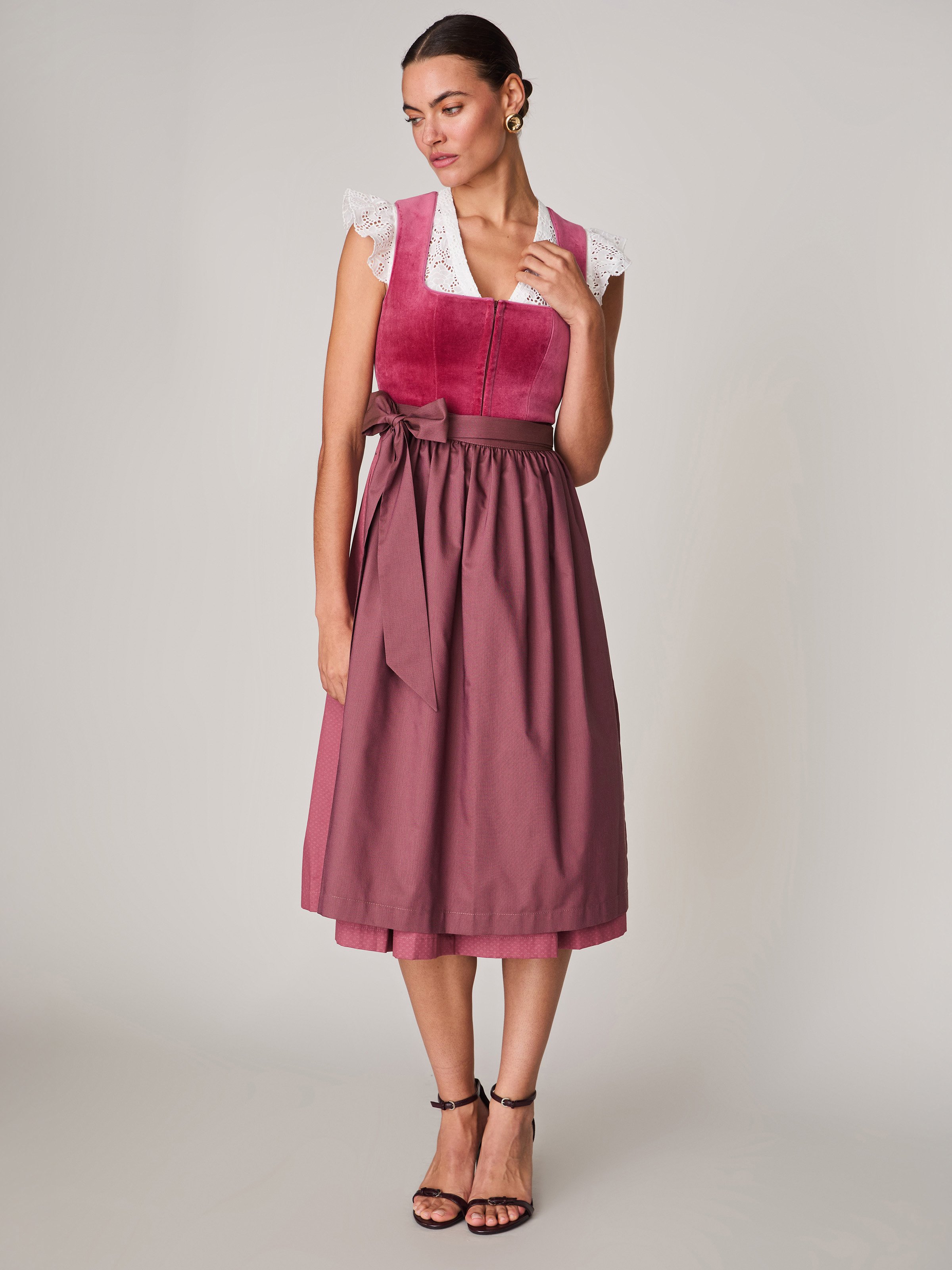 Kirschrotes Samt-Dirndl 