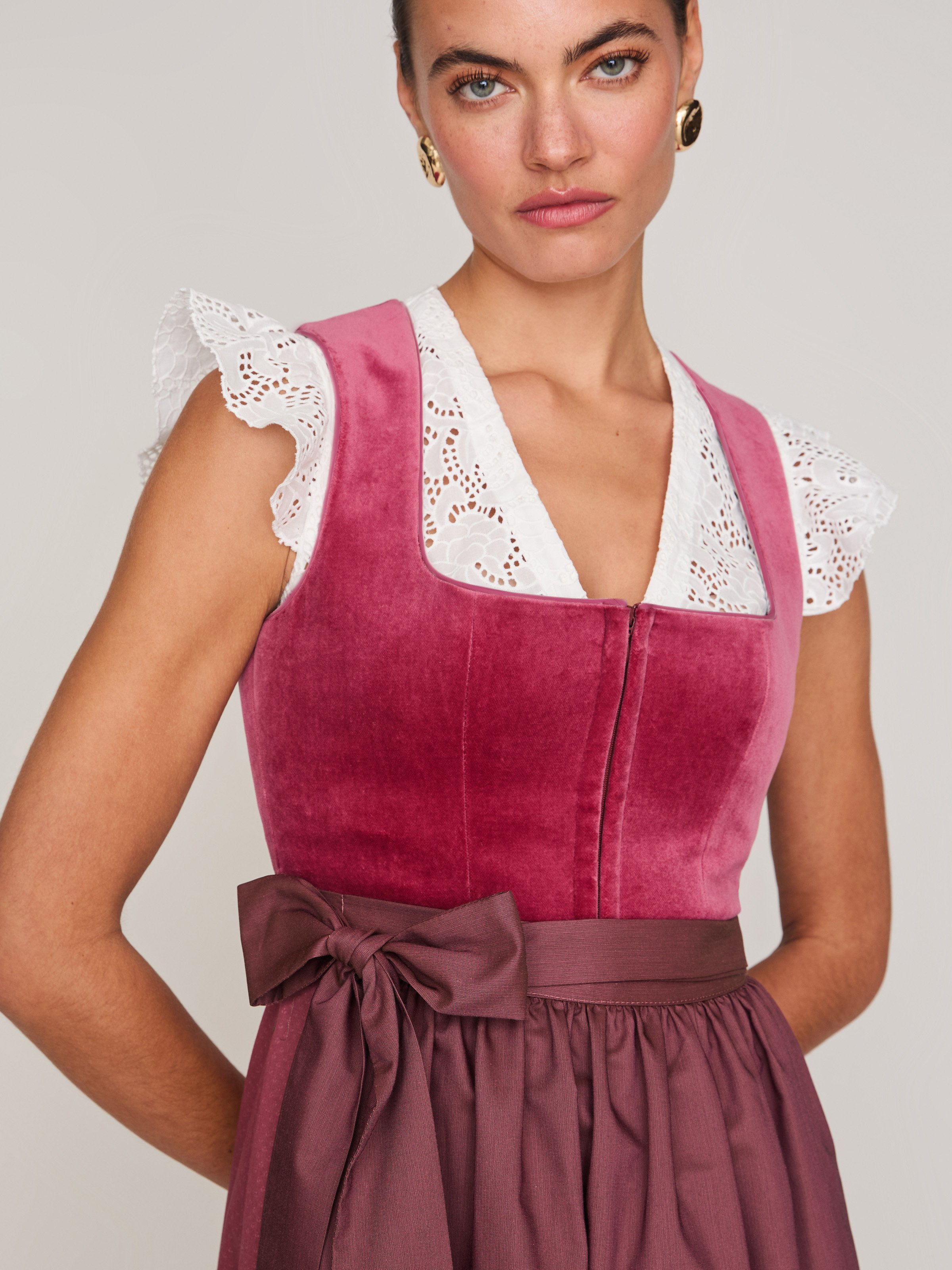 Kirschrotes Samt-Dirndl 