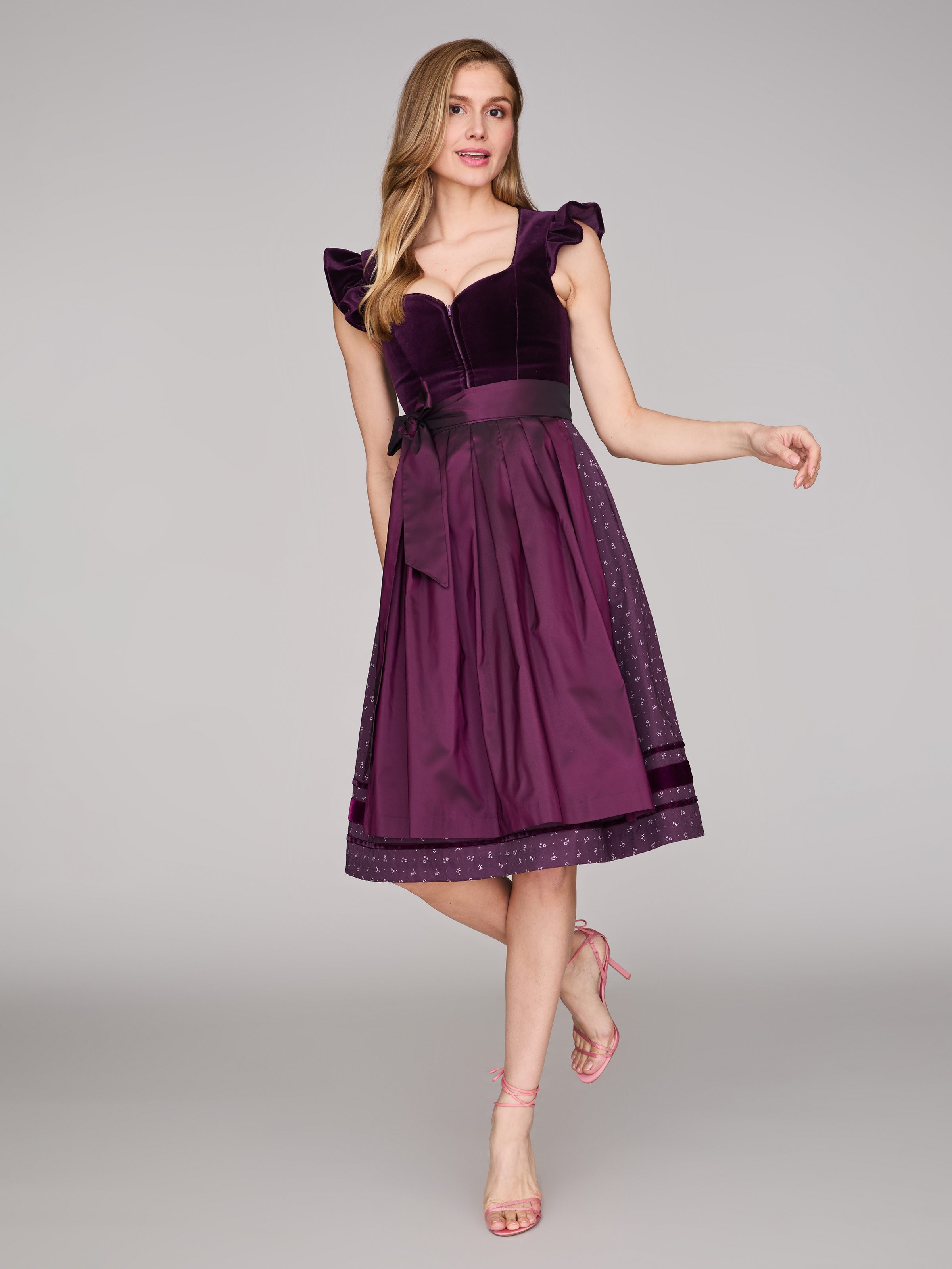 Samtdirndl in Aubergine mit abknöpfbarem Arm