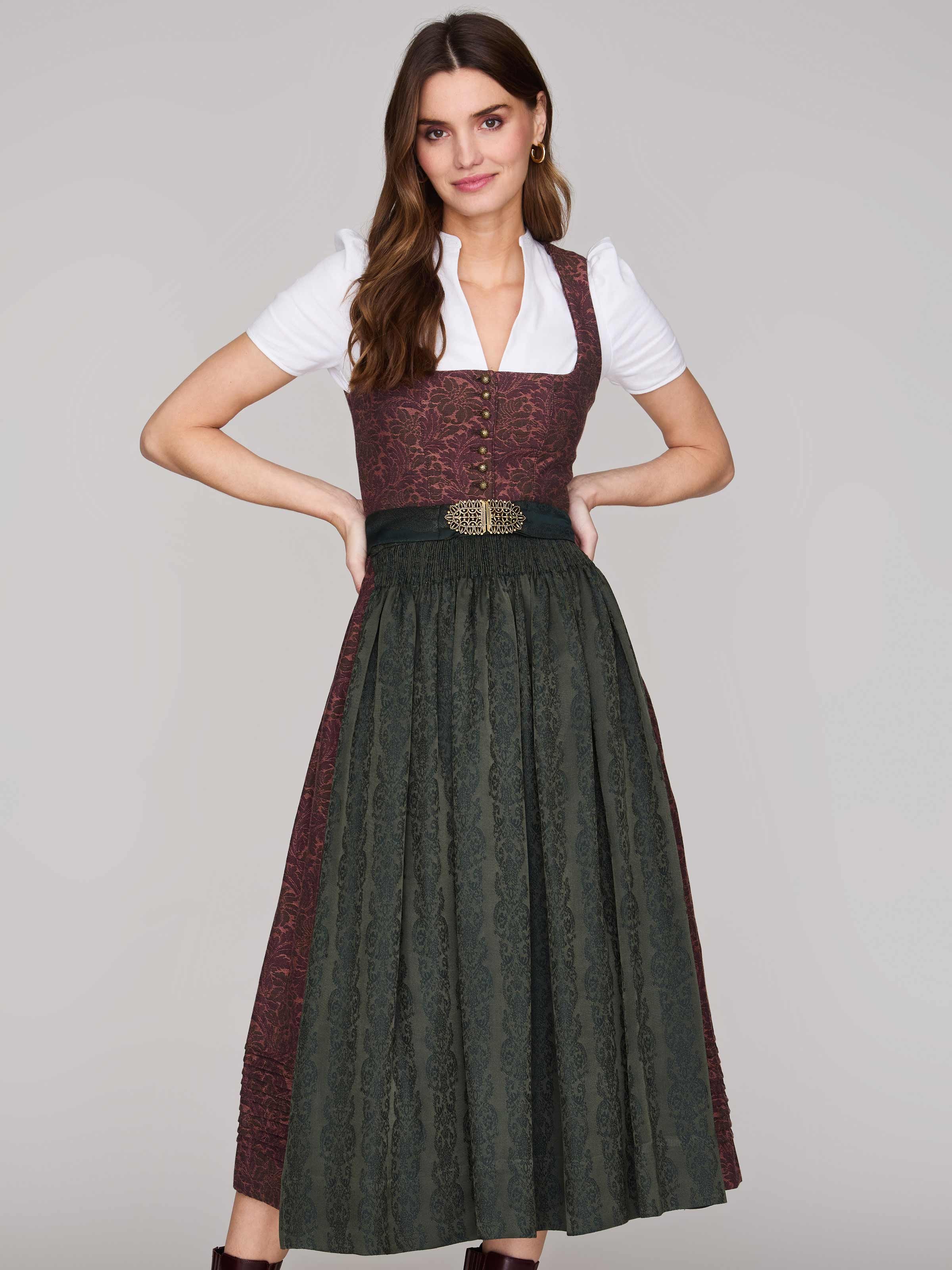 Dirndl in Korall mit floralem Muster