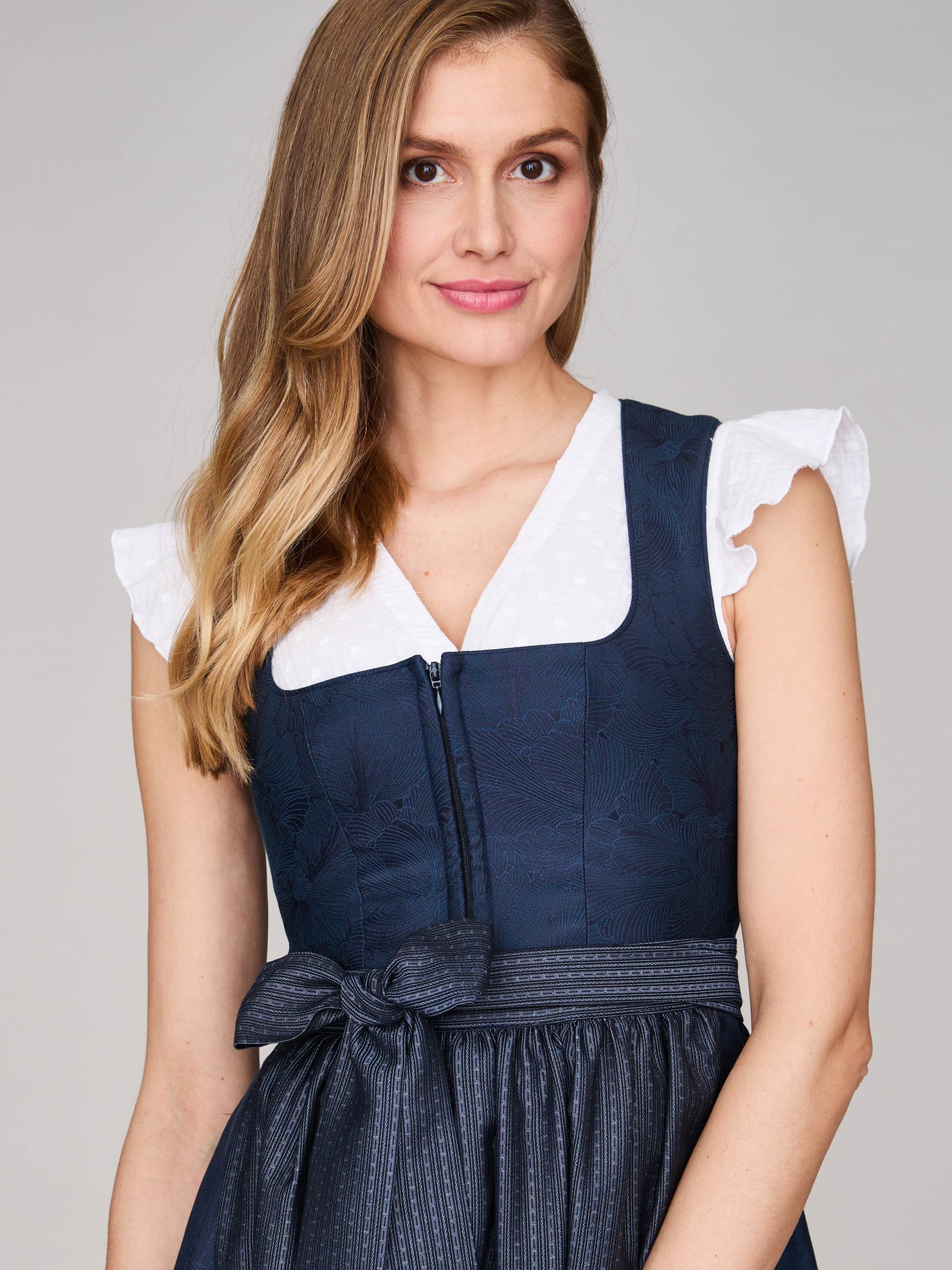 Mitternachtsblaues Dirndl mit floralem Muster