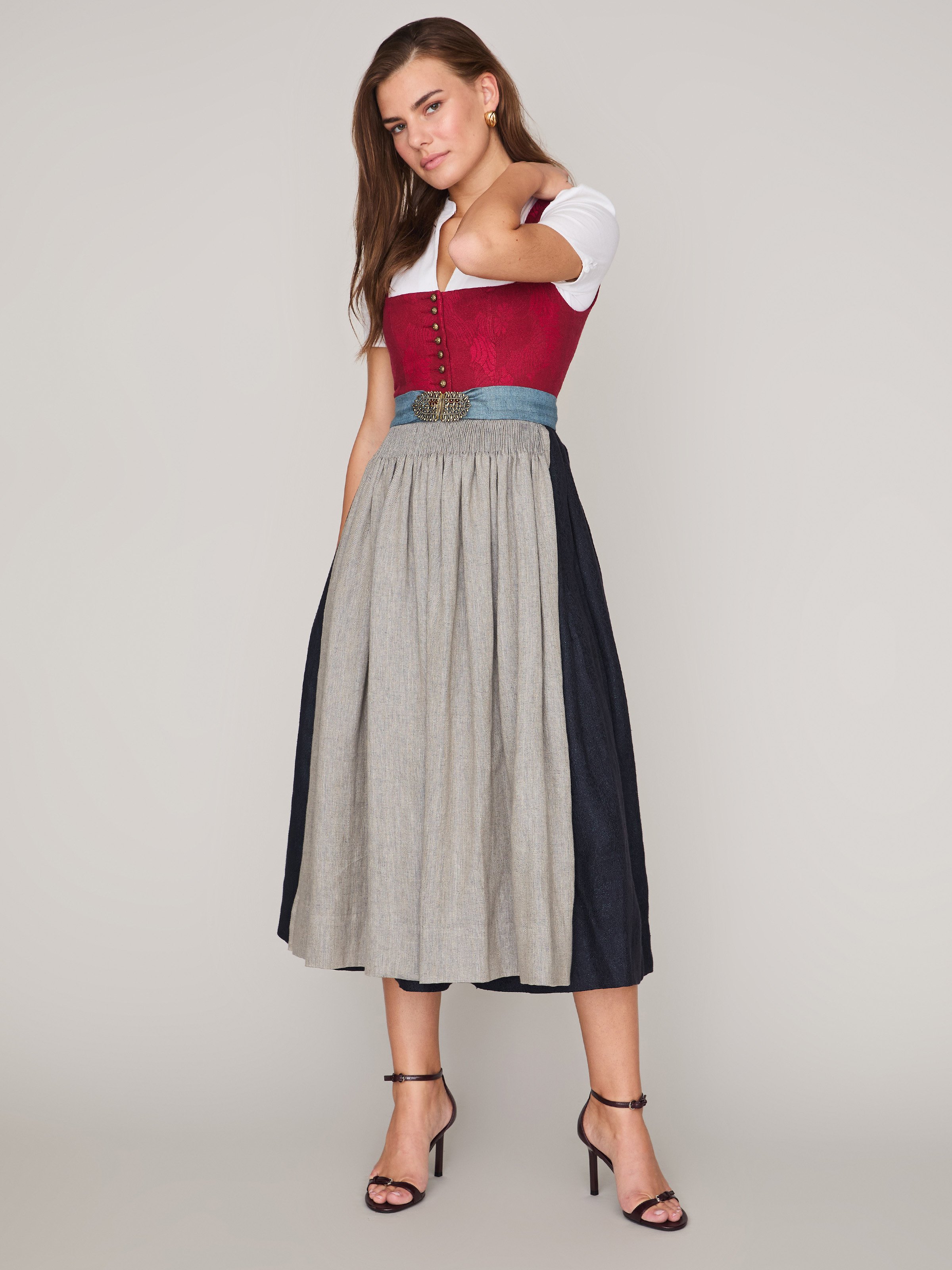 Rotes Dirndl mit Knopfleiste